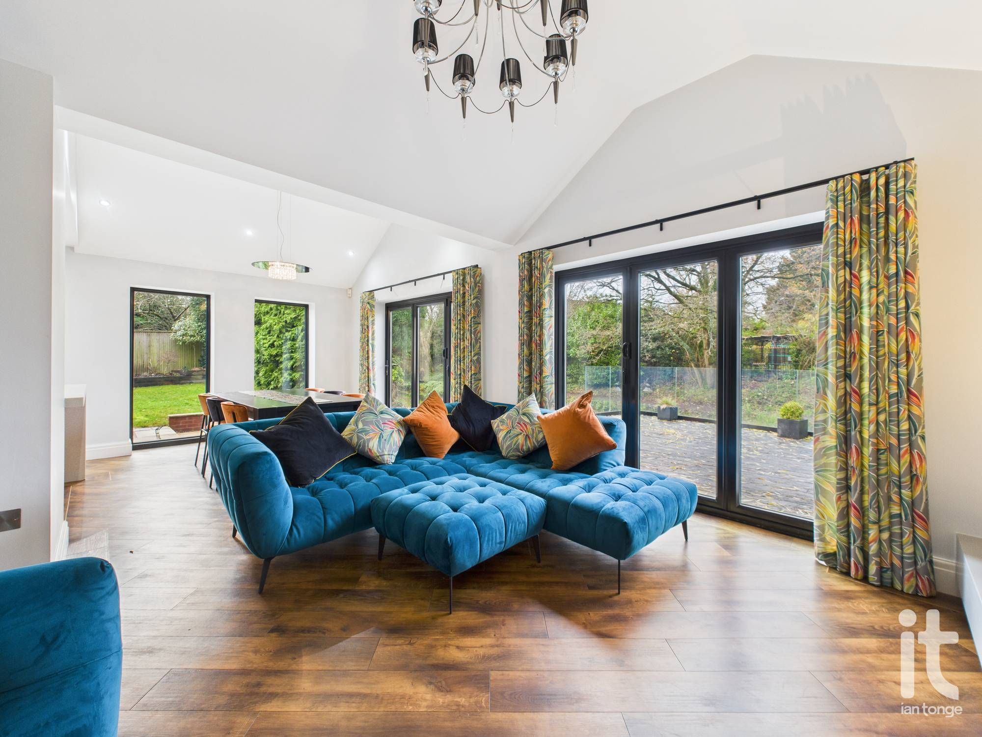 3 bedroom detached bungalow Let in Stockport - Photograph 19.
