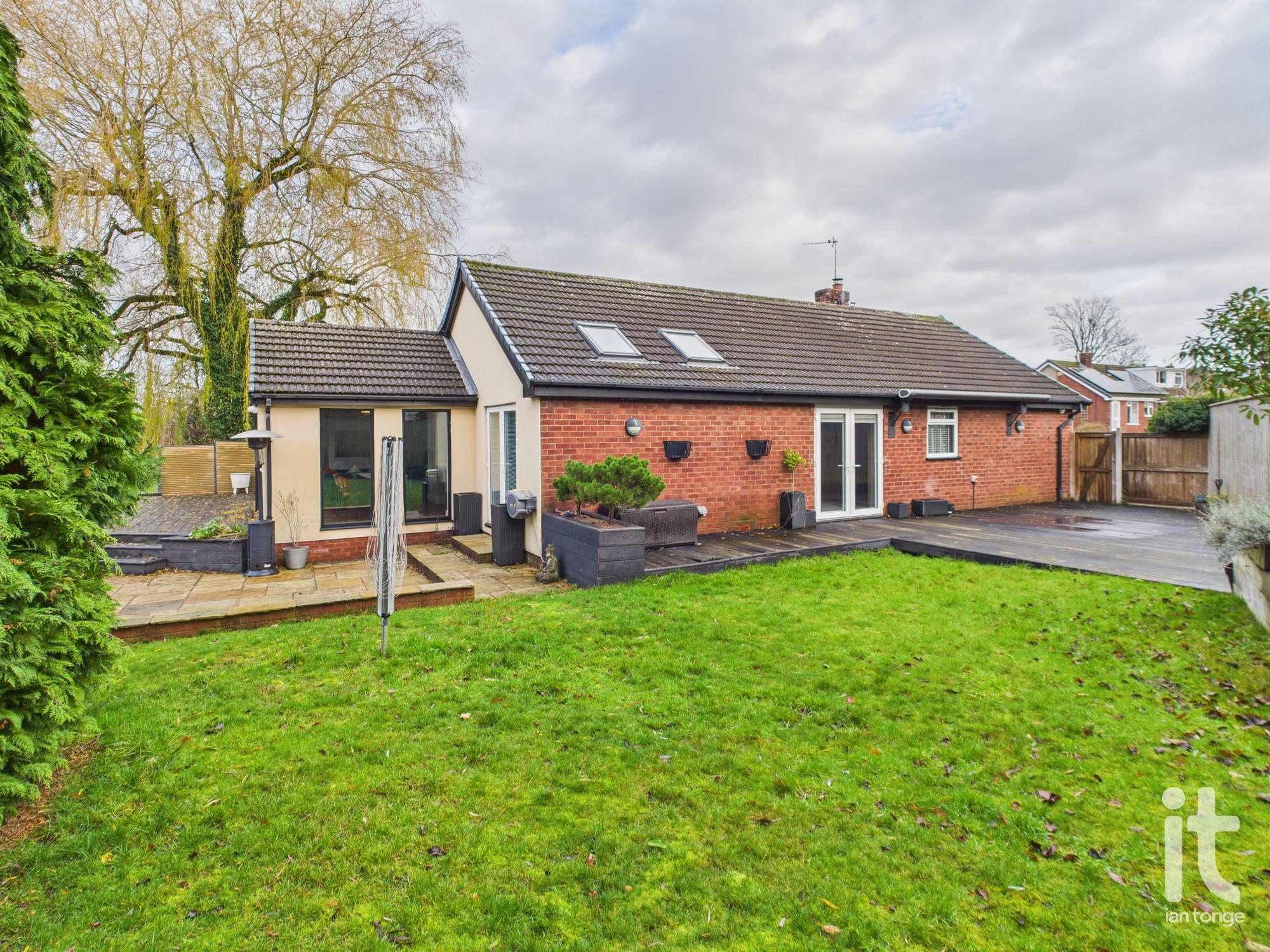 3 bedroom detached bungalow Let in Stockport - Photograph 26.