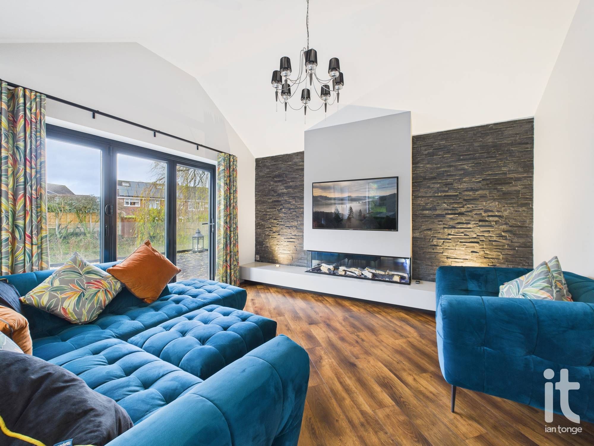 3 bedroom detached bungalow Let in Stockport - Photograph 18.