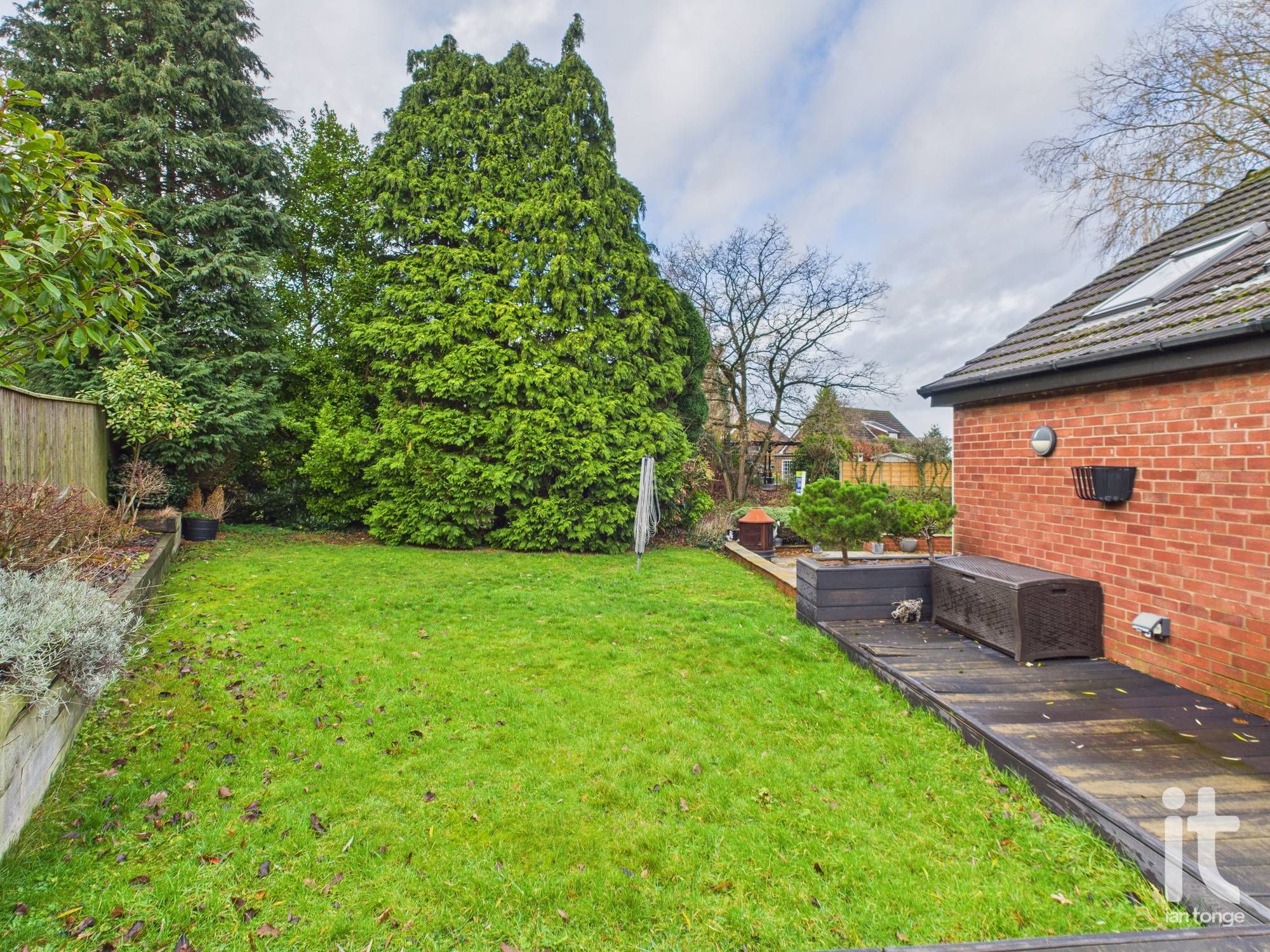 3 bedroom detached bungalow Let in Stockport - Photograph 27.