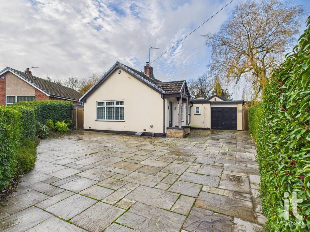 3 bedroom detached bungalow Let in Stockport - Photograph 1.