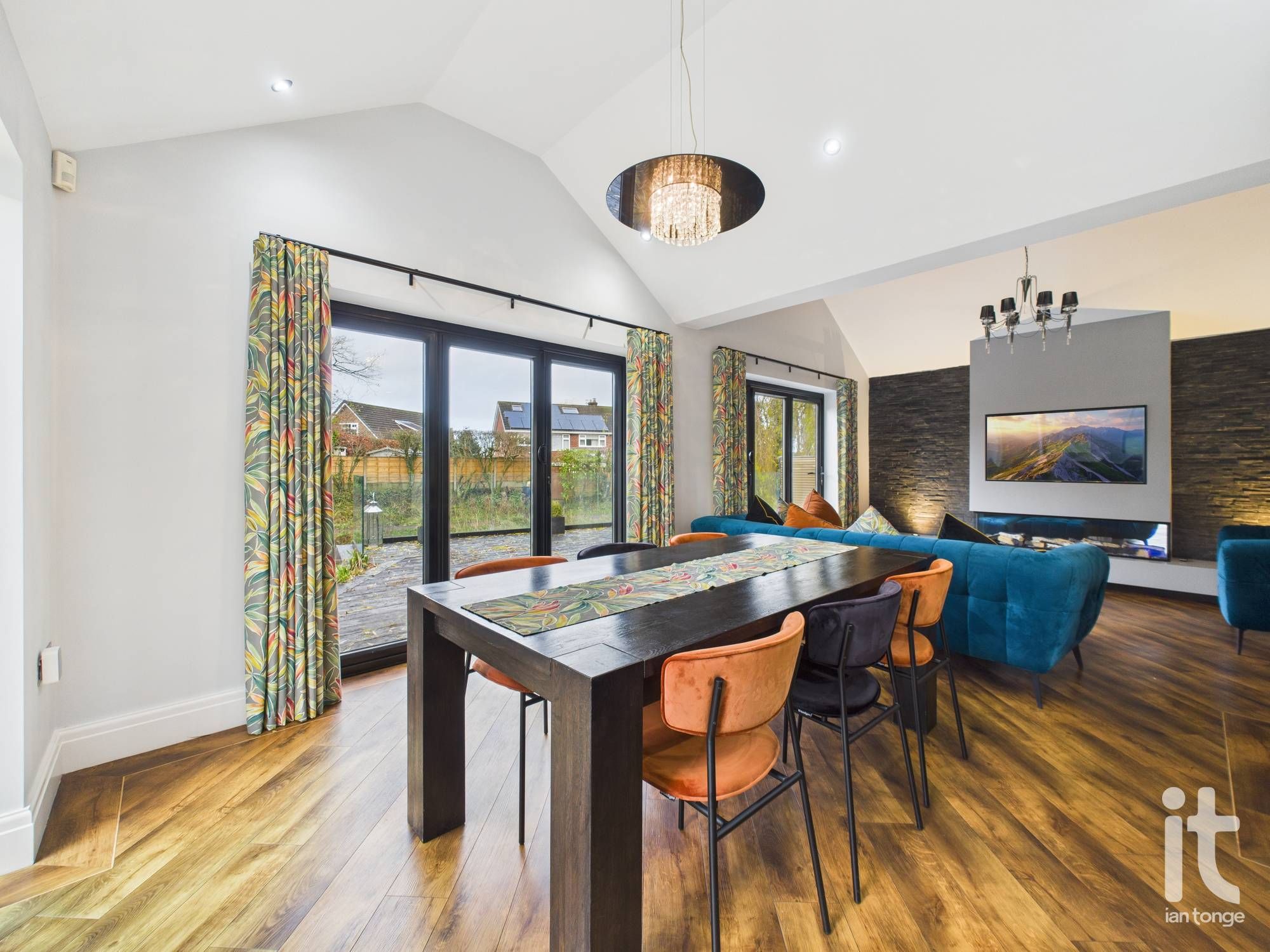 3 bedroom detached bungalow Let in Stockport - Photograph 17.