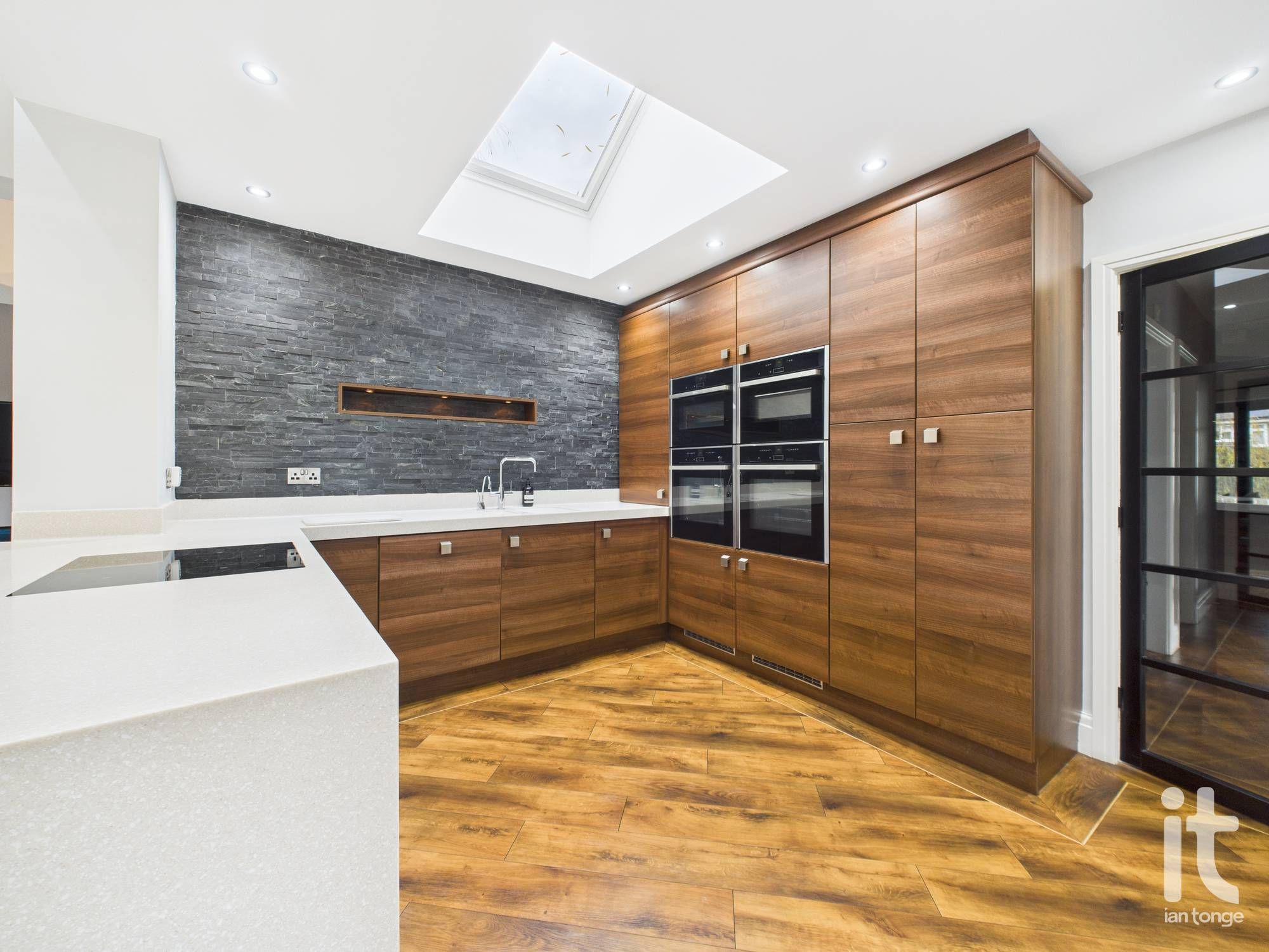 3 bedroom detached bungalow Let in Stockport - Photograph 14.