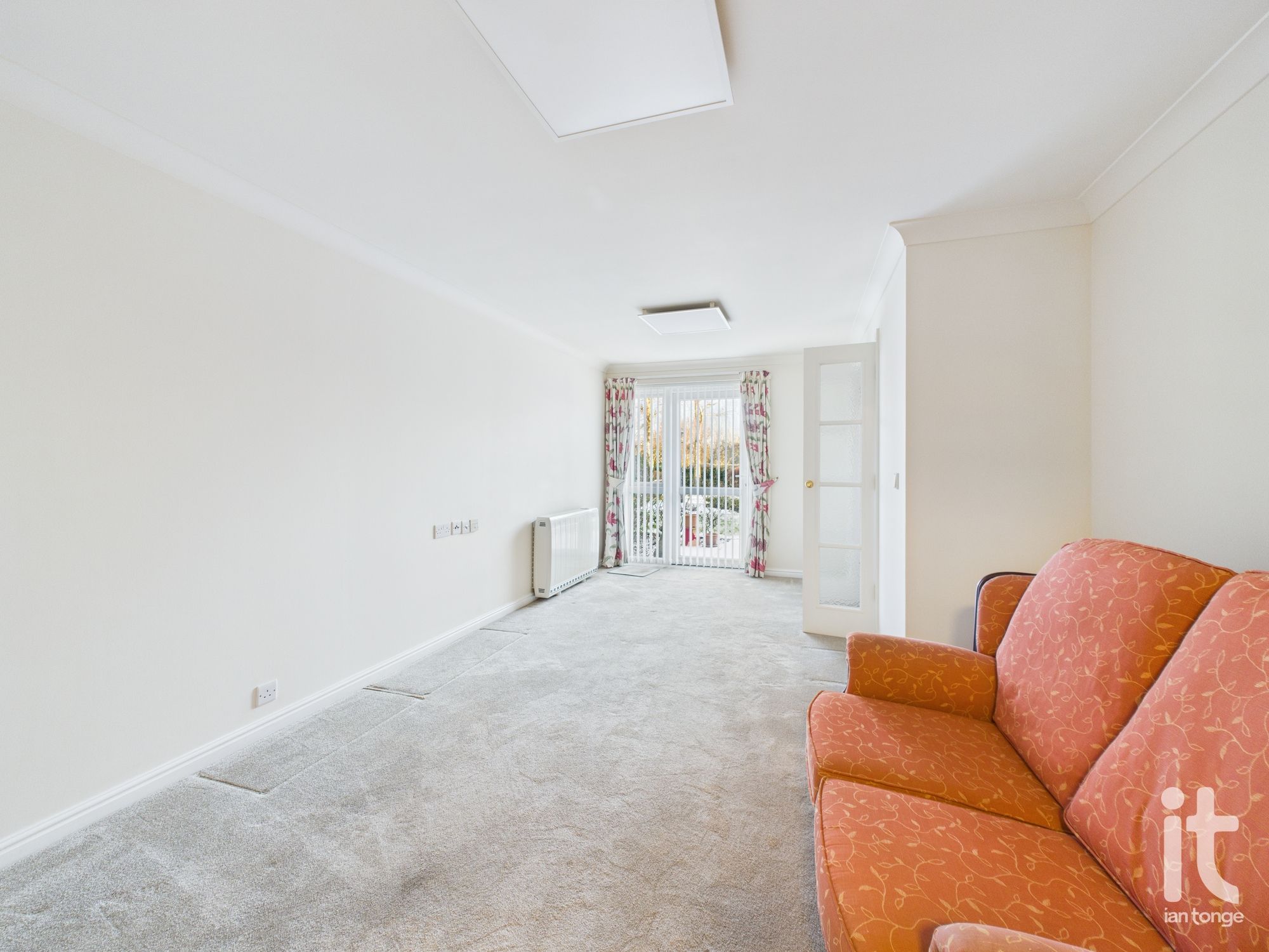 1 bedroom ground floor flat/apartment Under Offer in Stockport - Photograph 7.
