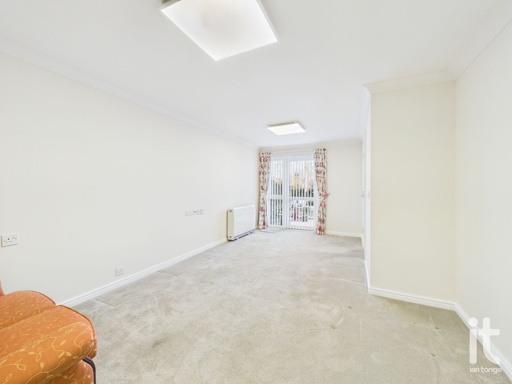 1 bedroom ground floor flat/apartment Under Offer in Stockport - Photograph 9.