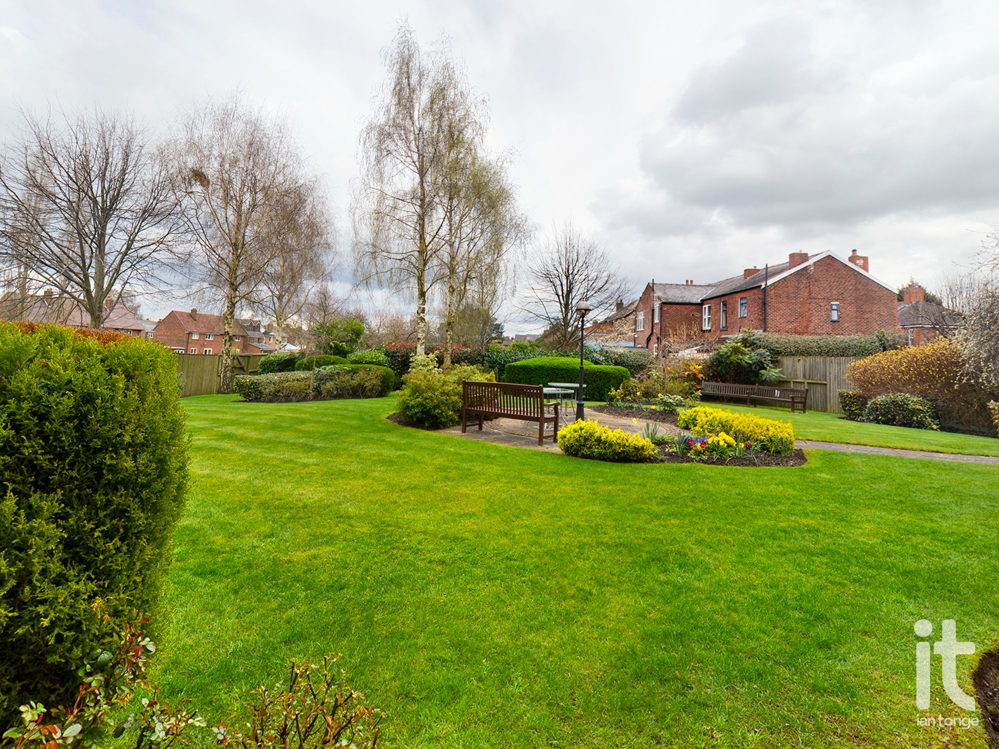 1 bedroom ground floor flat/apartment Under Offer in Stockport - Photograph 2.