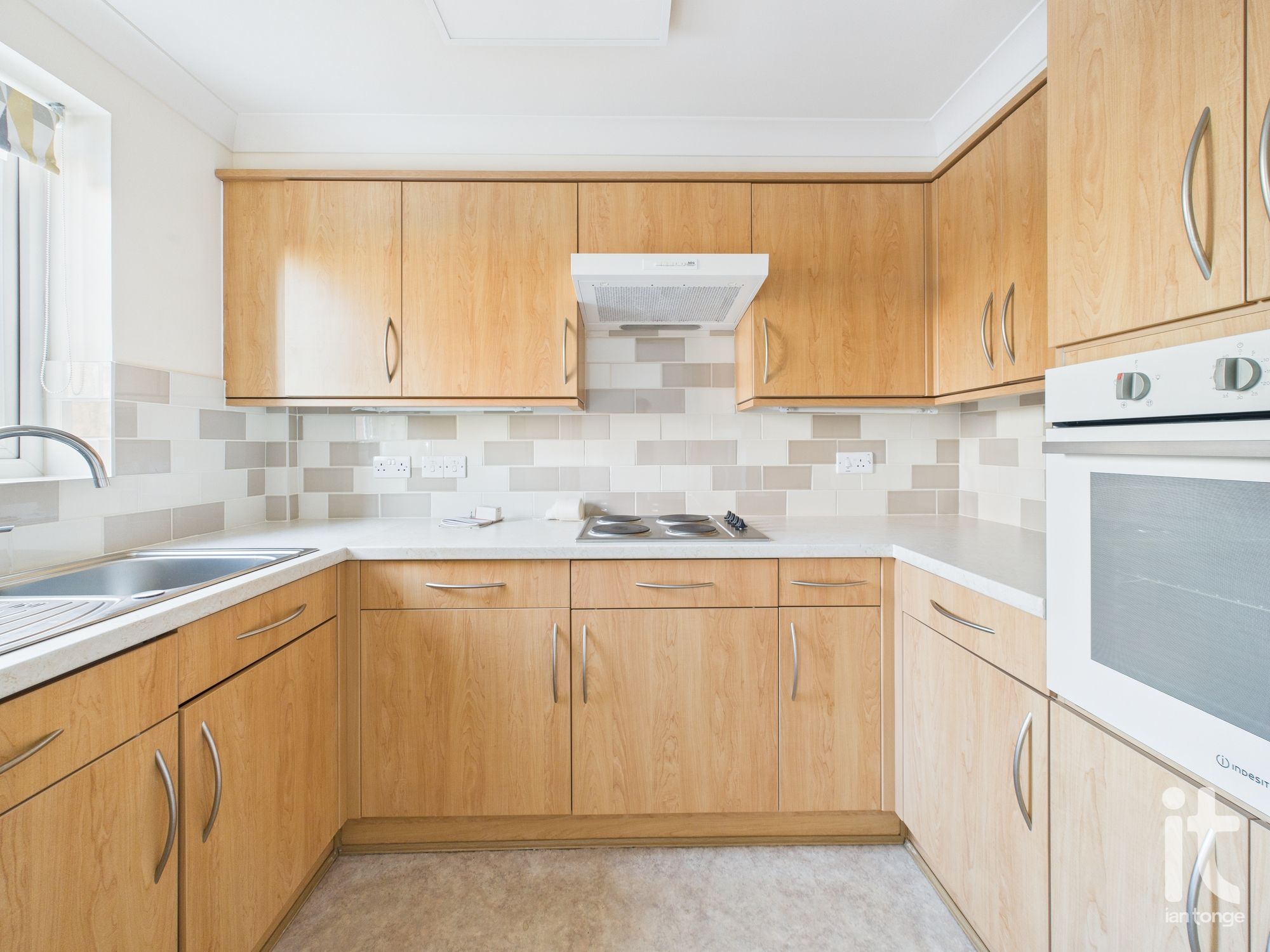 1 bedroom ground floor flat/apartment Under Offer in Stockport - Photograph 3.