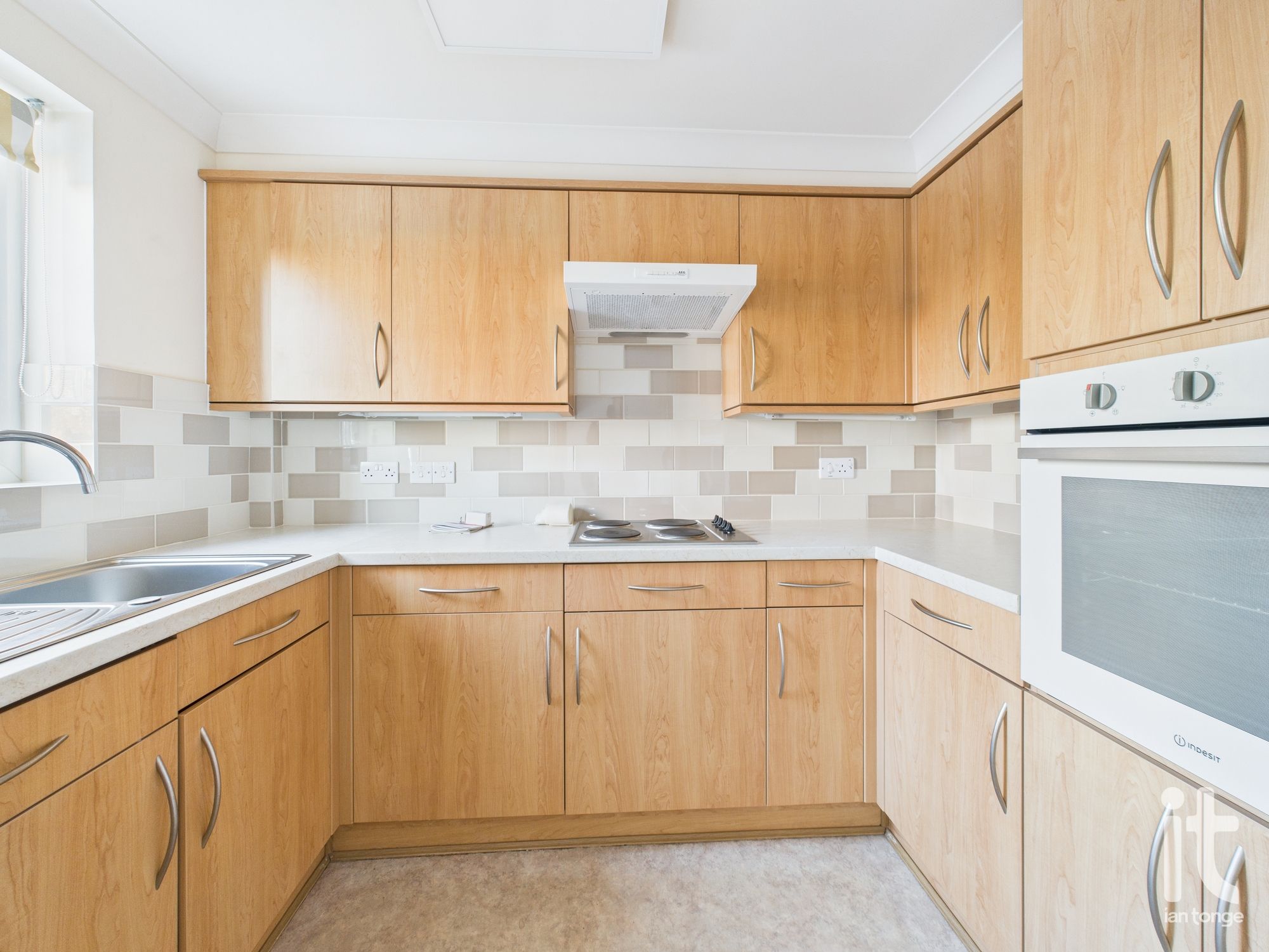 1 bedroom ground floor flat/apartment Under Offer in Stockport - Photograph 10.