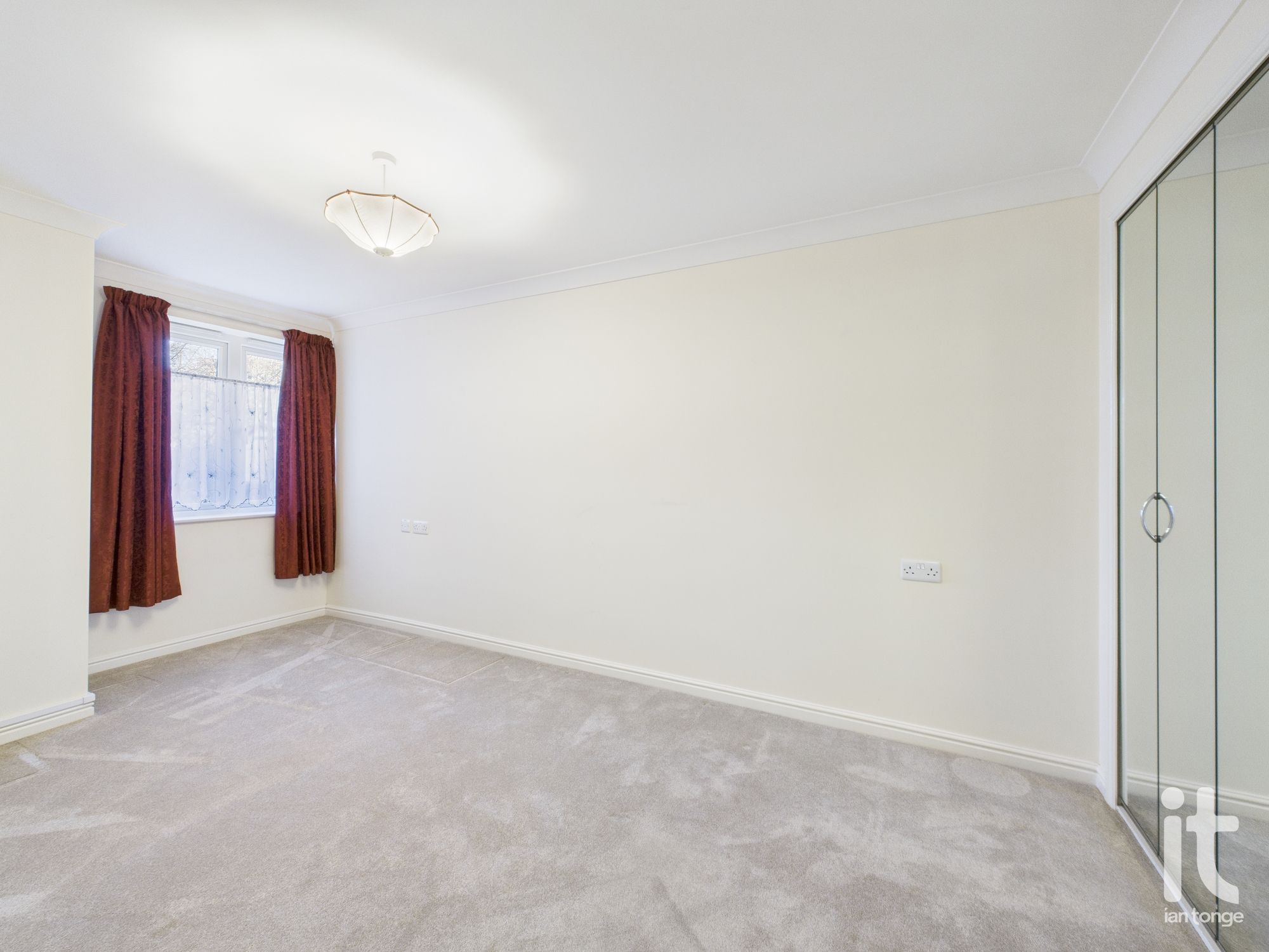 1 bedroom ground floor flat/apartment Under Offer in Stockport - Photograph 4.