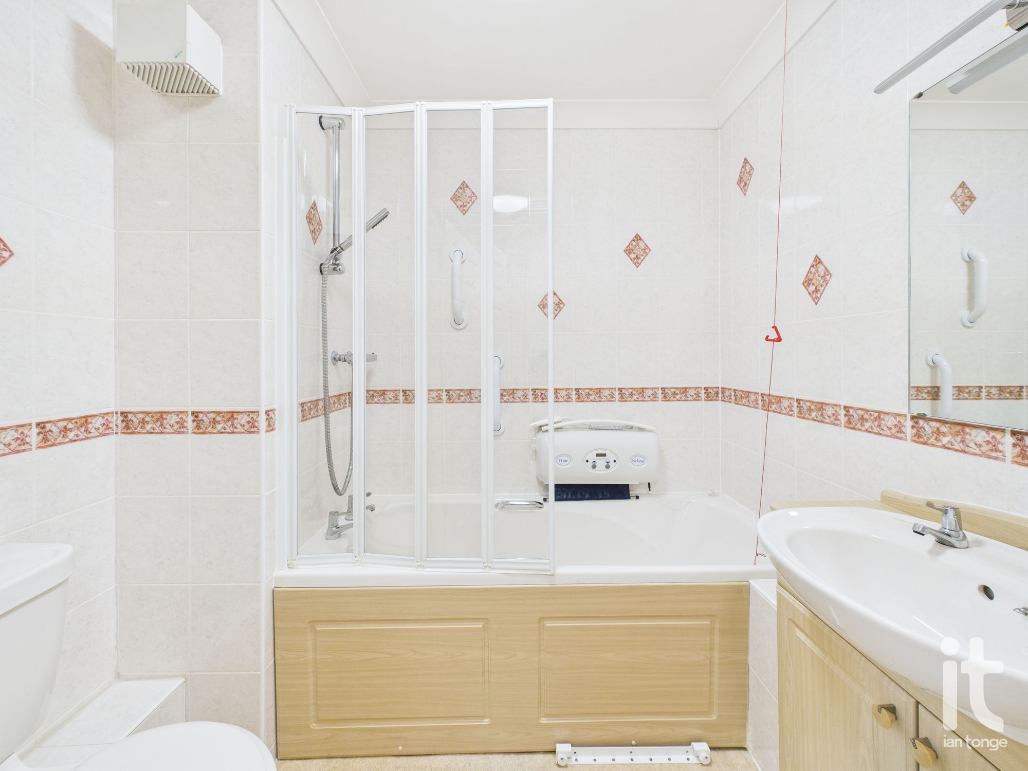 1 bedroom ground floor flat/apartment Under Offer in Stockport - Photograph 6.