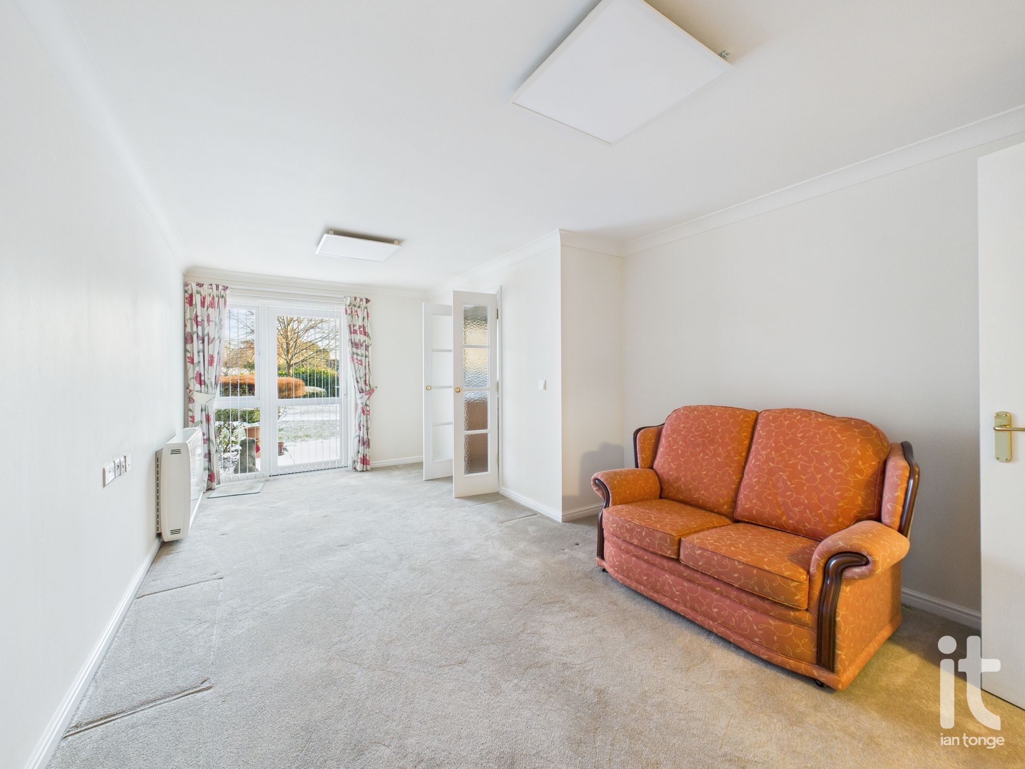 1 bedroom ground floor flat/apartment Under Offer in Stockport - Photograph 8.