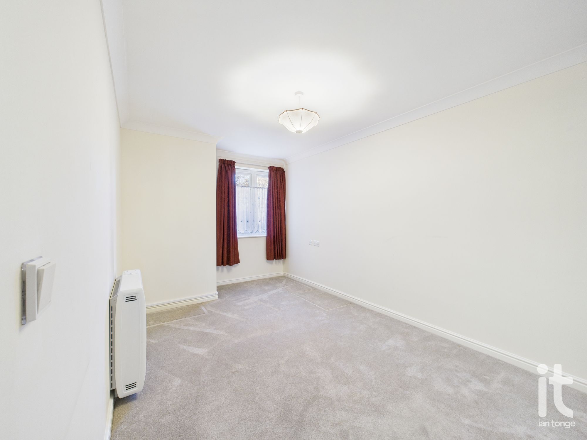 1 bedroom ground floor flat/apartment Under Offer in Stockport - Photograph 12.