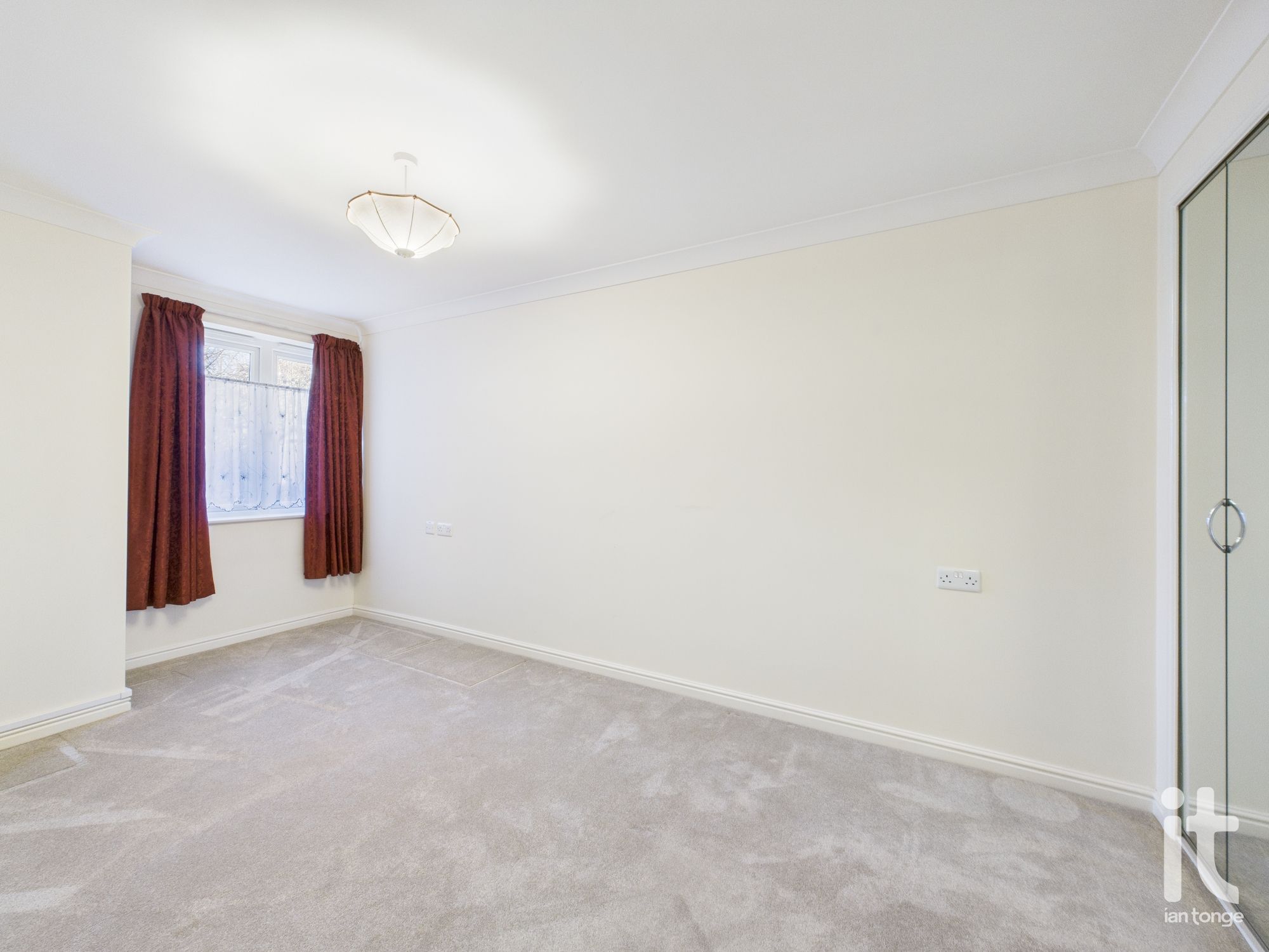 1 bedroom ground floor flat/apartment Under Offer in Stockport - Photograph 11.