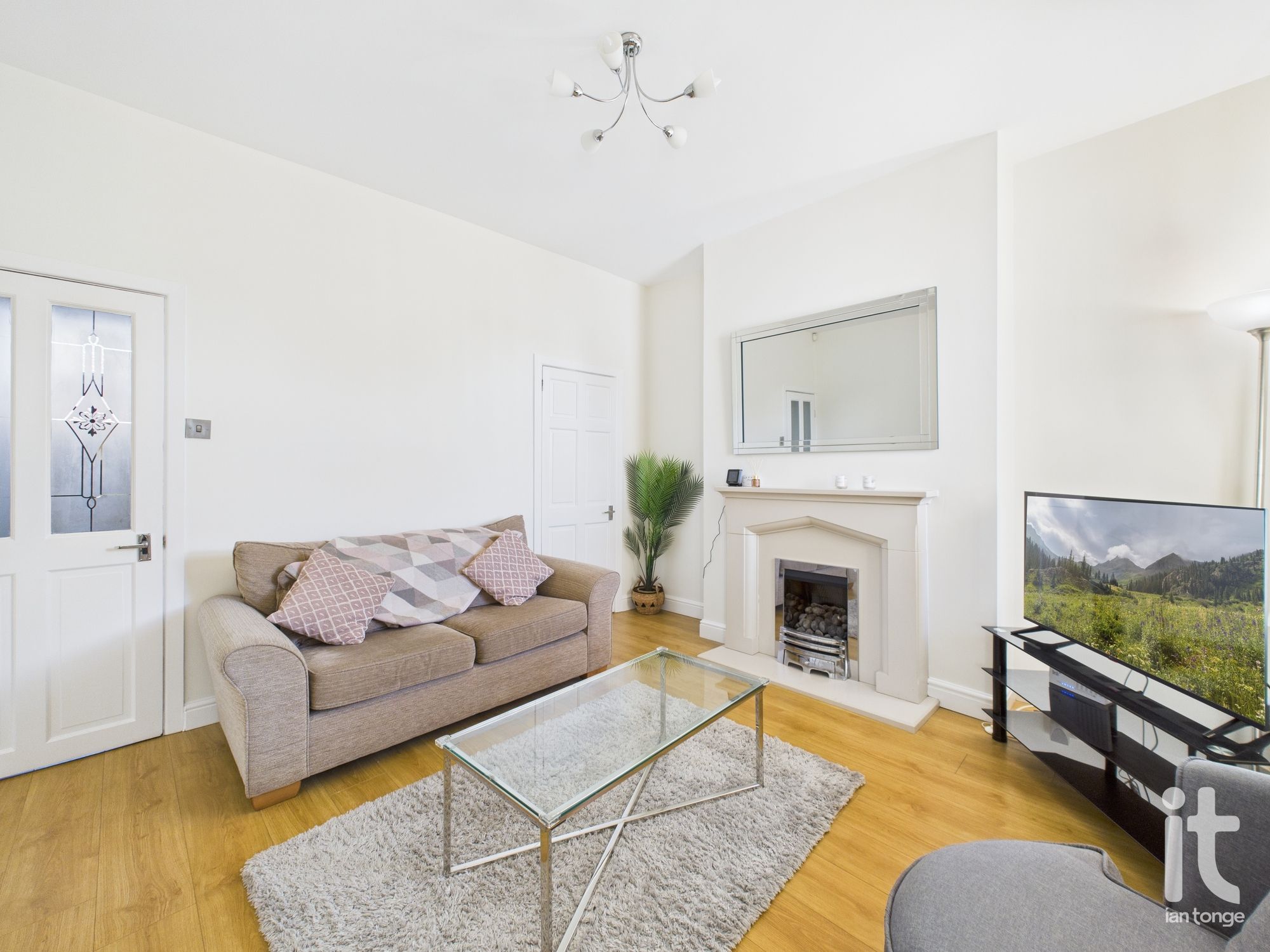 2 bedroom semi-detached house Sold in Stockport - Photograph 7.