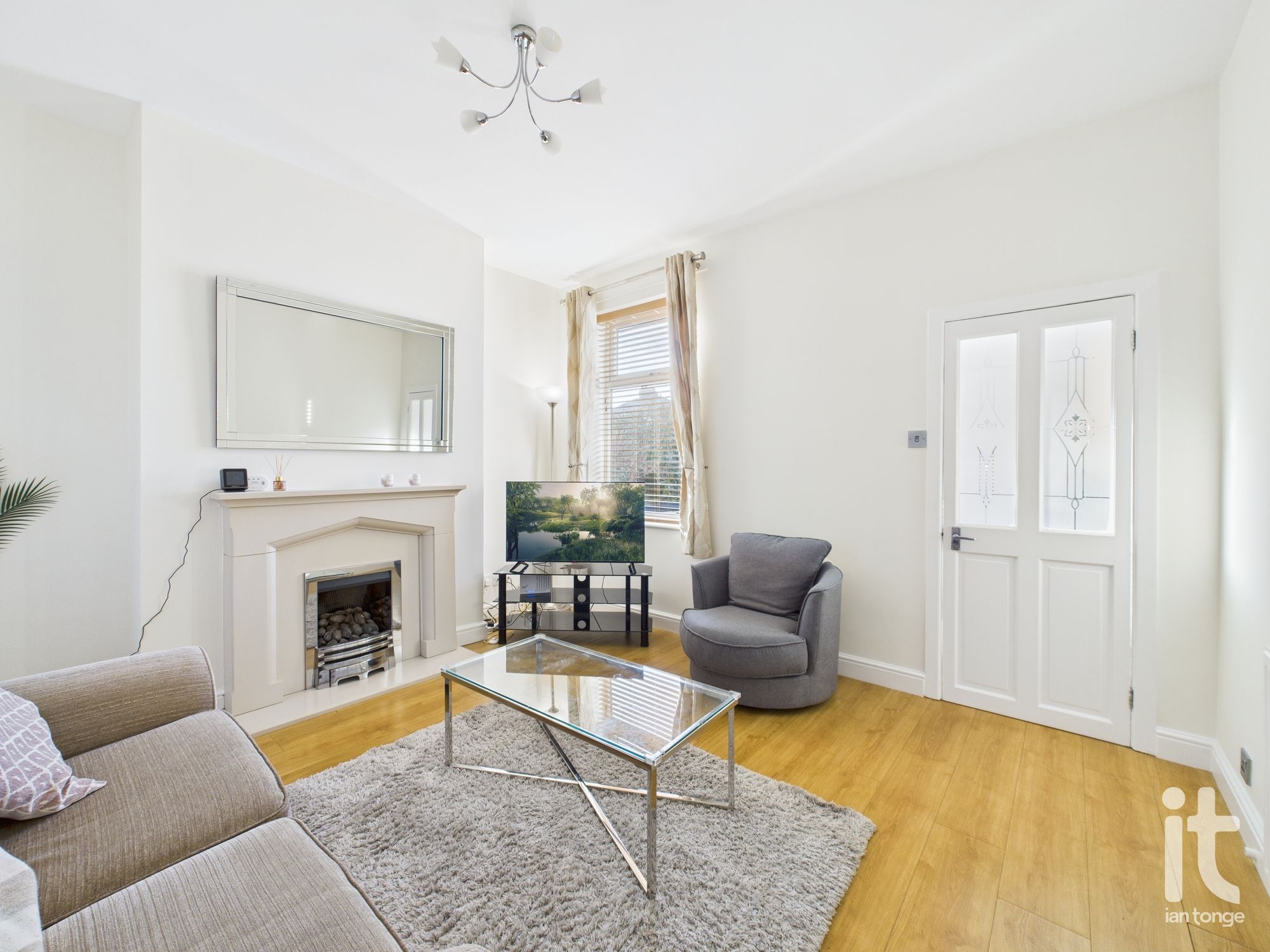 2 bedroom semi-detached house Sold in Stockport - Photograph 6.