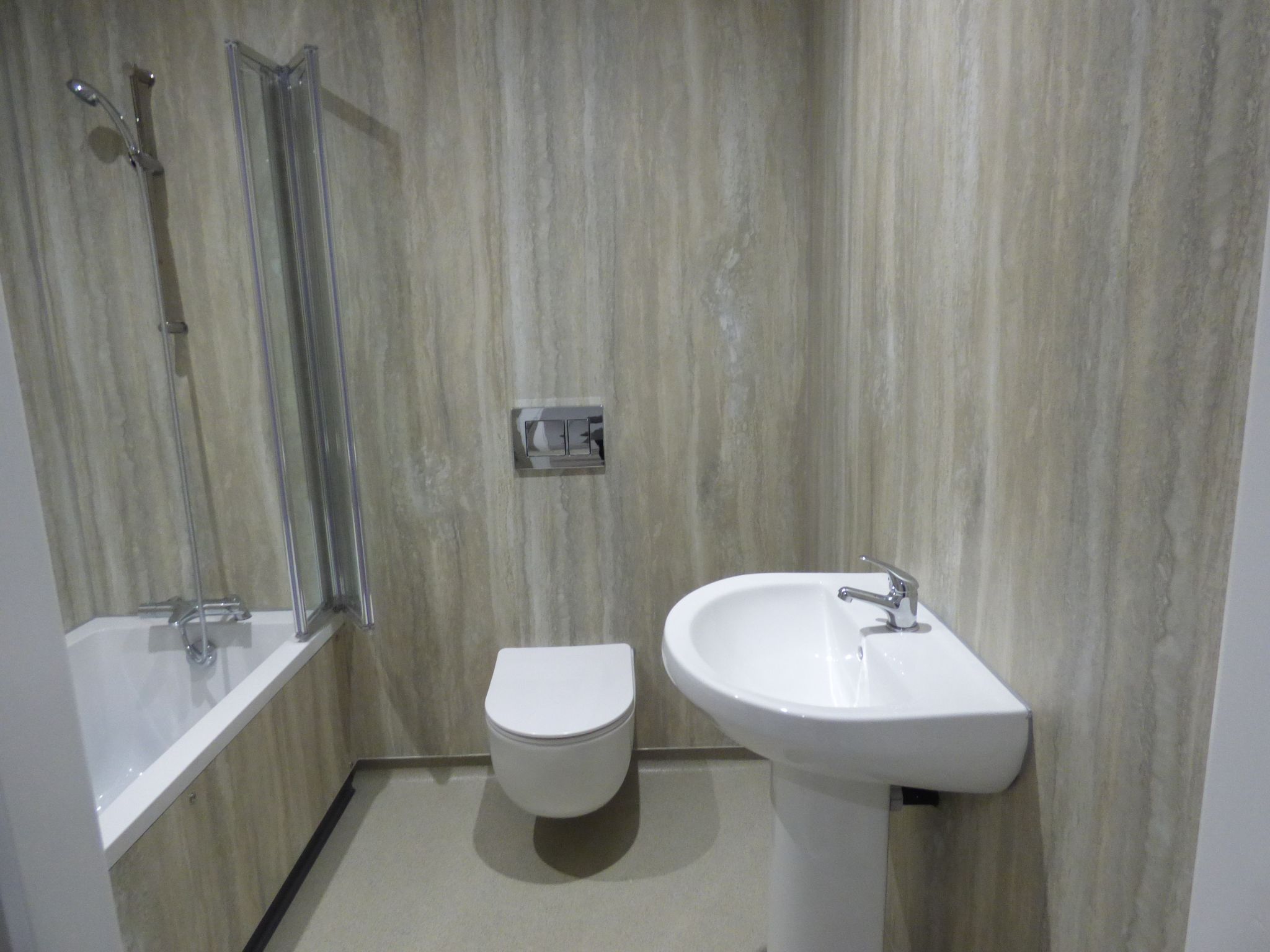2 bedroom ground floor flat/apartment To Let in Stockport - Photograph 6.