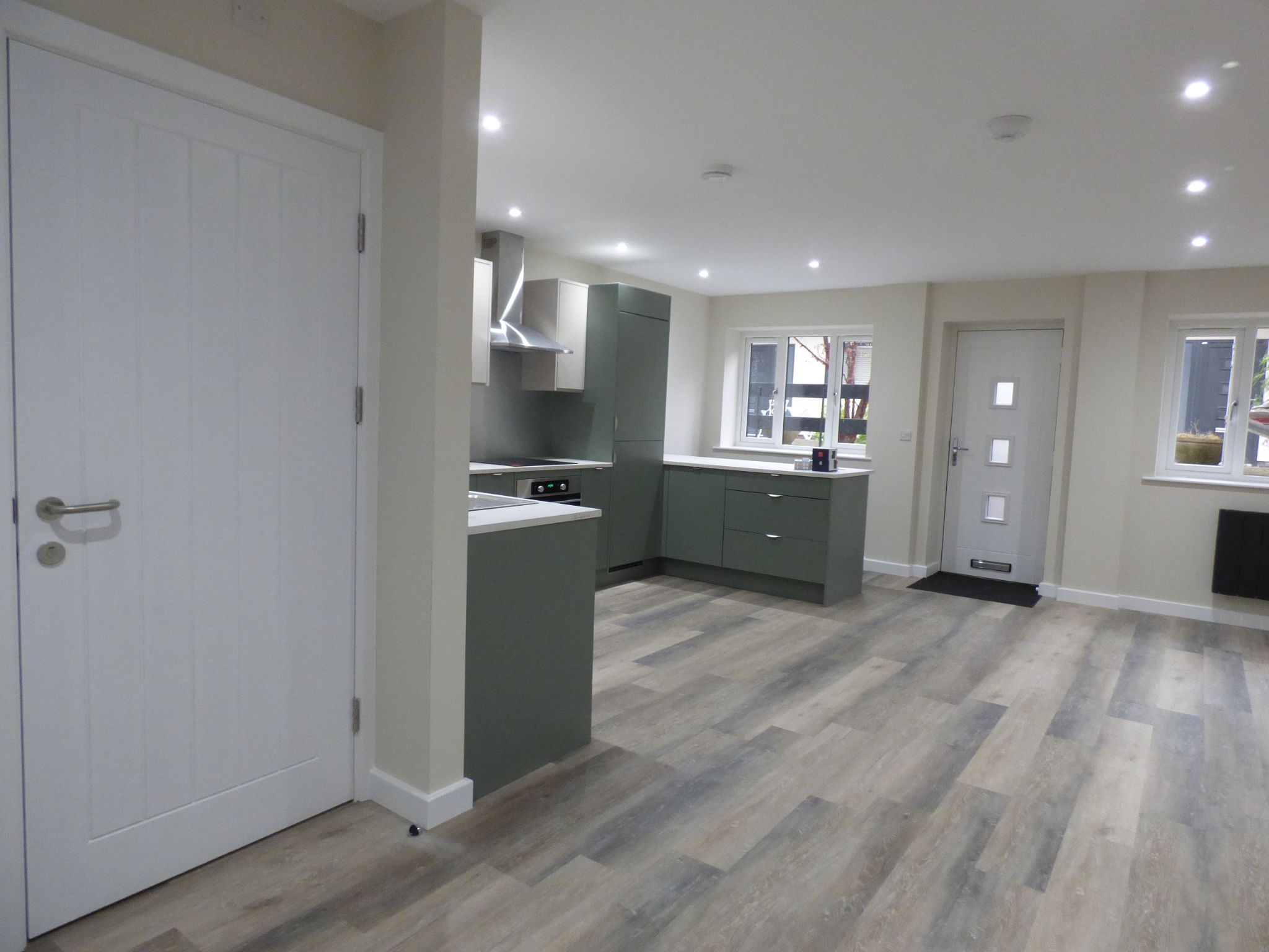 2 bedroom ground floor flat/apartment To Let in Stockport - Photograph 4.