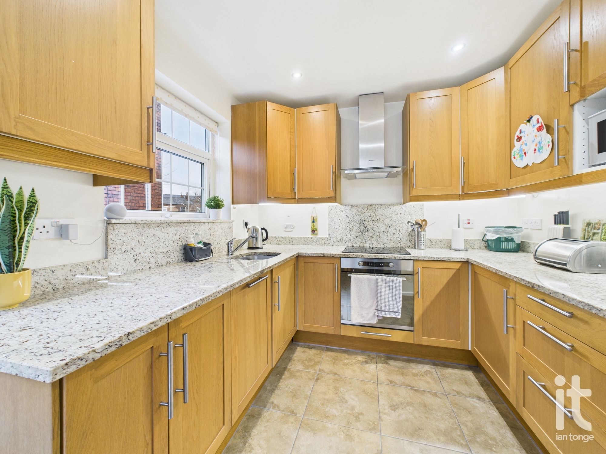 2 bedroom semi-detached bungalow Under Offer in Stockport - Photograph 4.