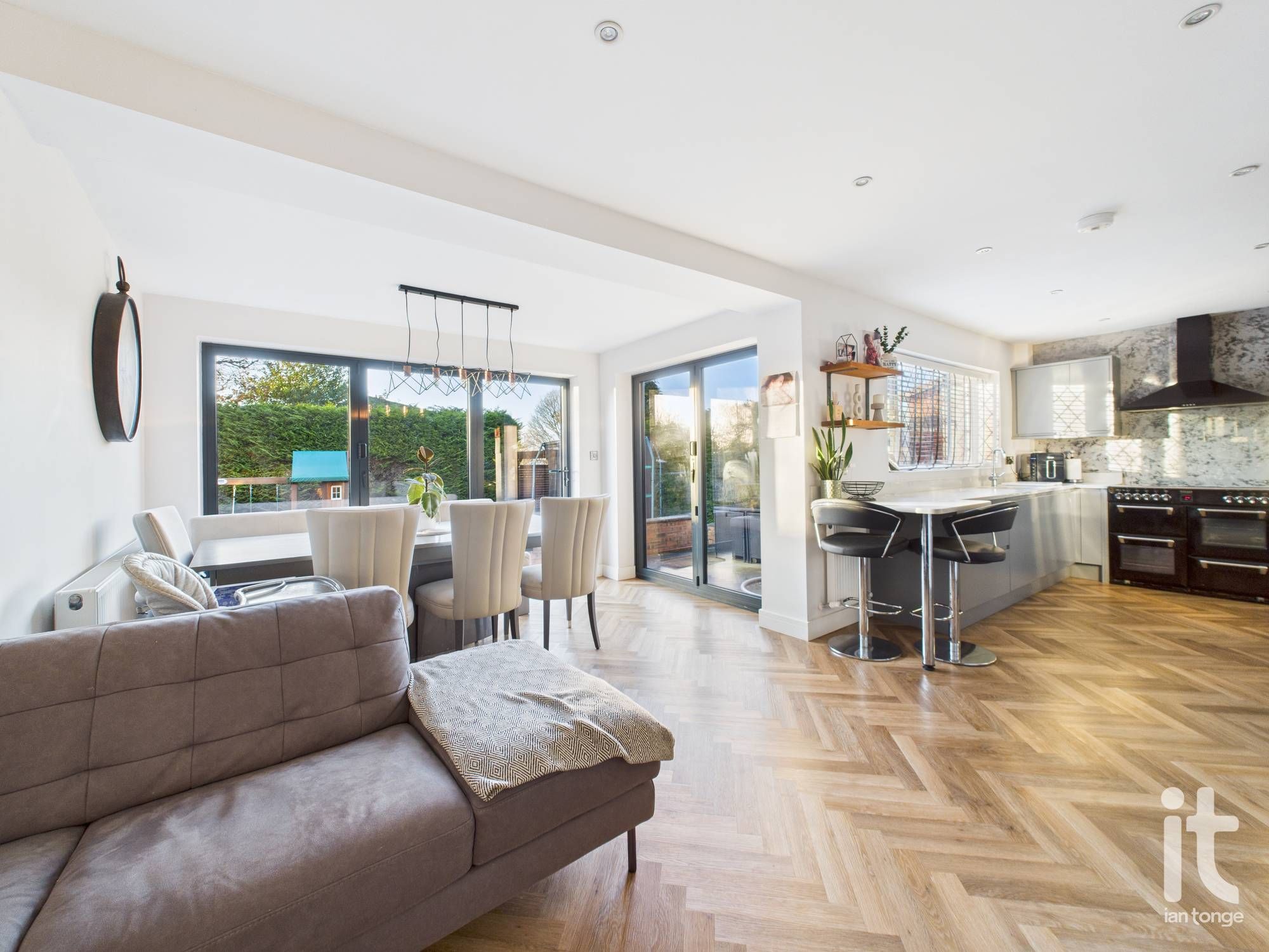 3 bedroom detached house Under Offer in Stockport - Photograph 8.