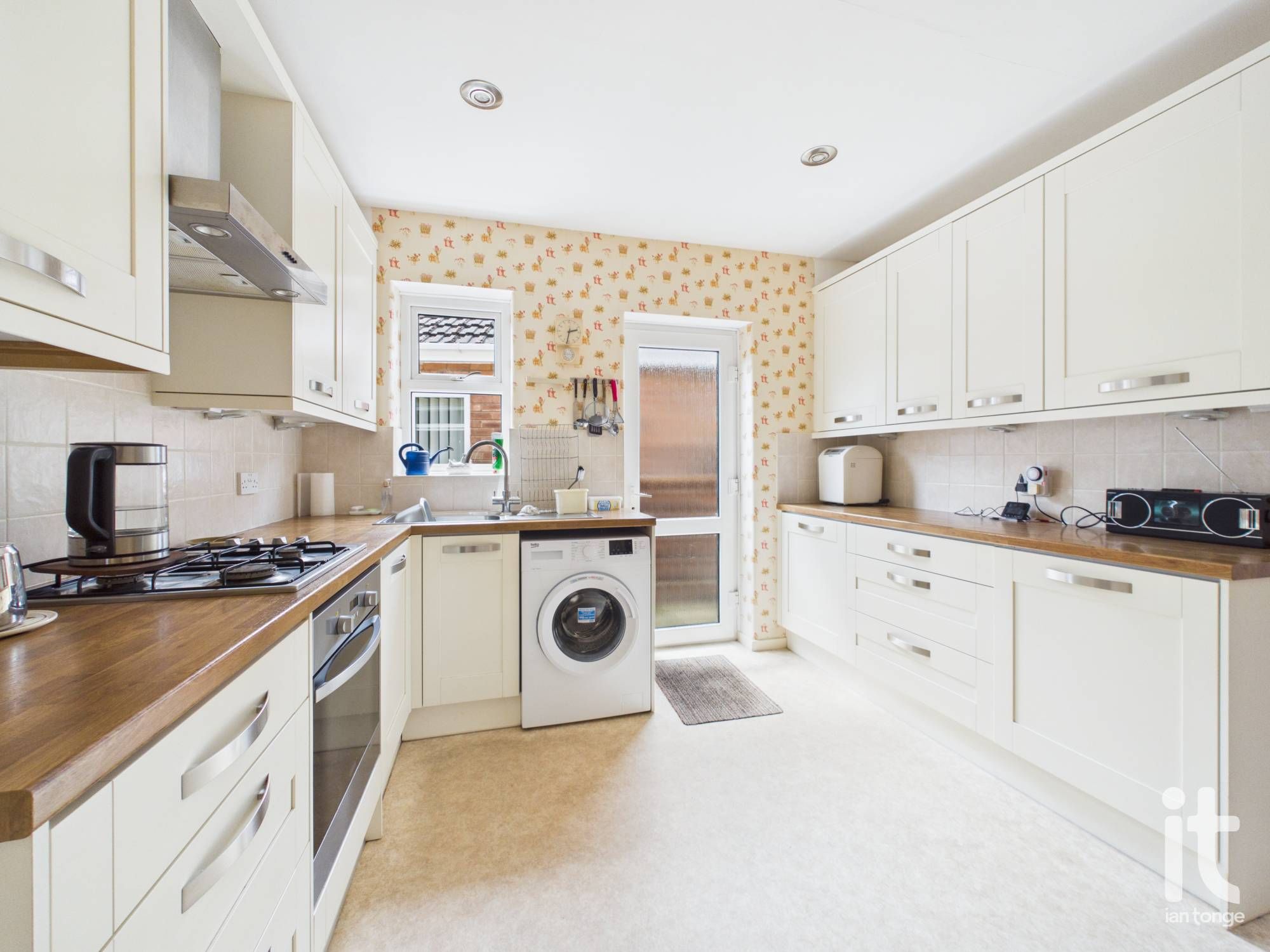 4 bedroom detached bungalow For Sale in Stockport - Photograph 8.