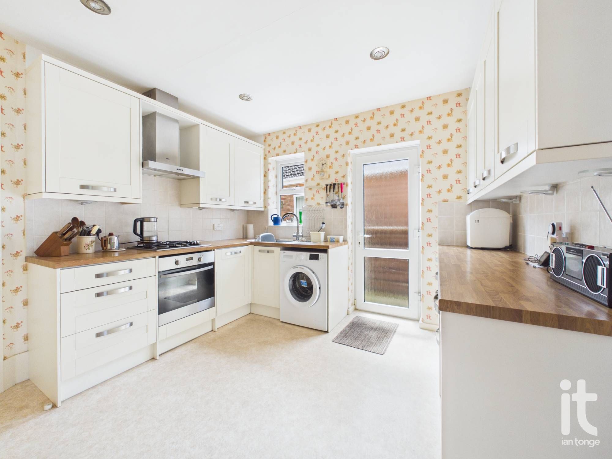 4 bedroom detached bungalow For Sale in Stockport - Photograph 7.