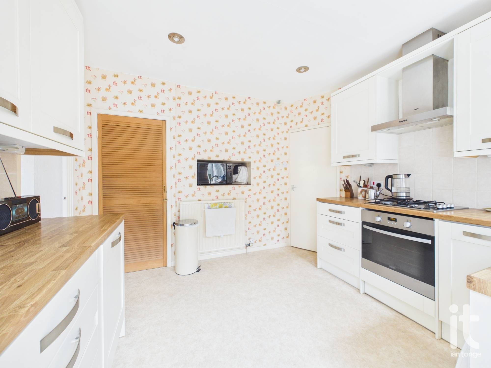 4 bedroom detached bungalow For Sale in Stockport - Photograph 9.