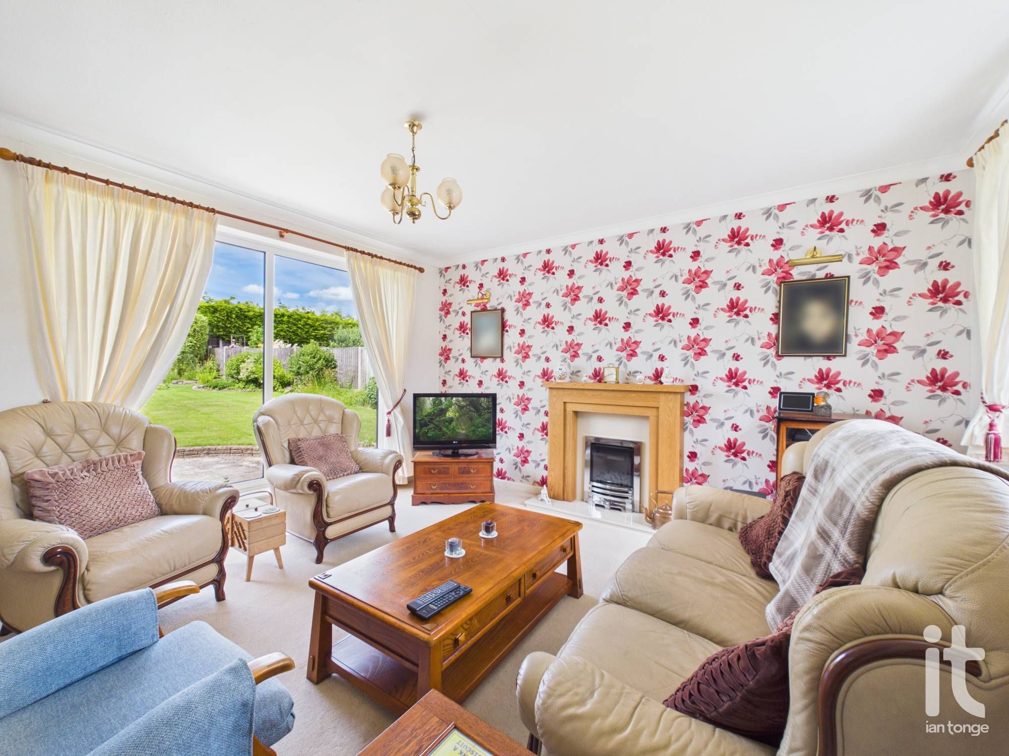 4 bedroom detached bungalow For Sale in Stockport - Photograph 5.