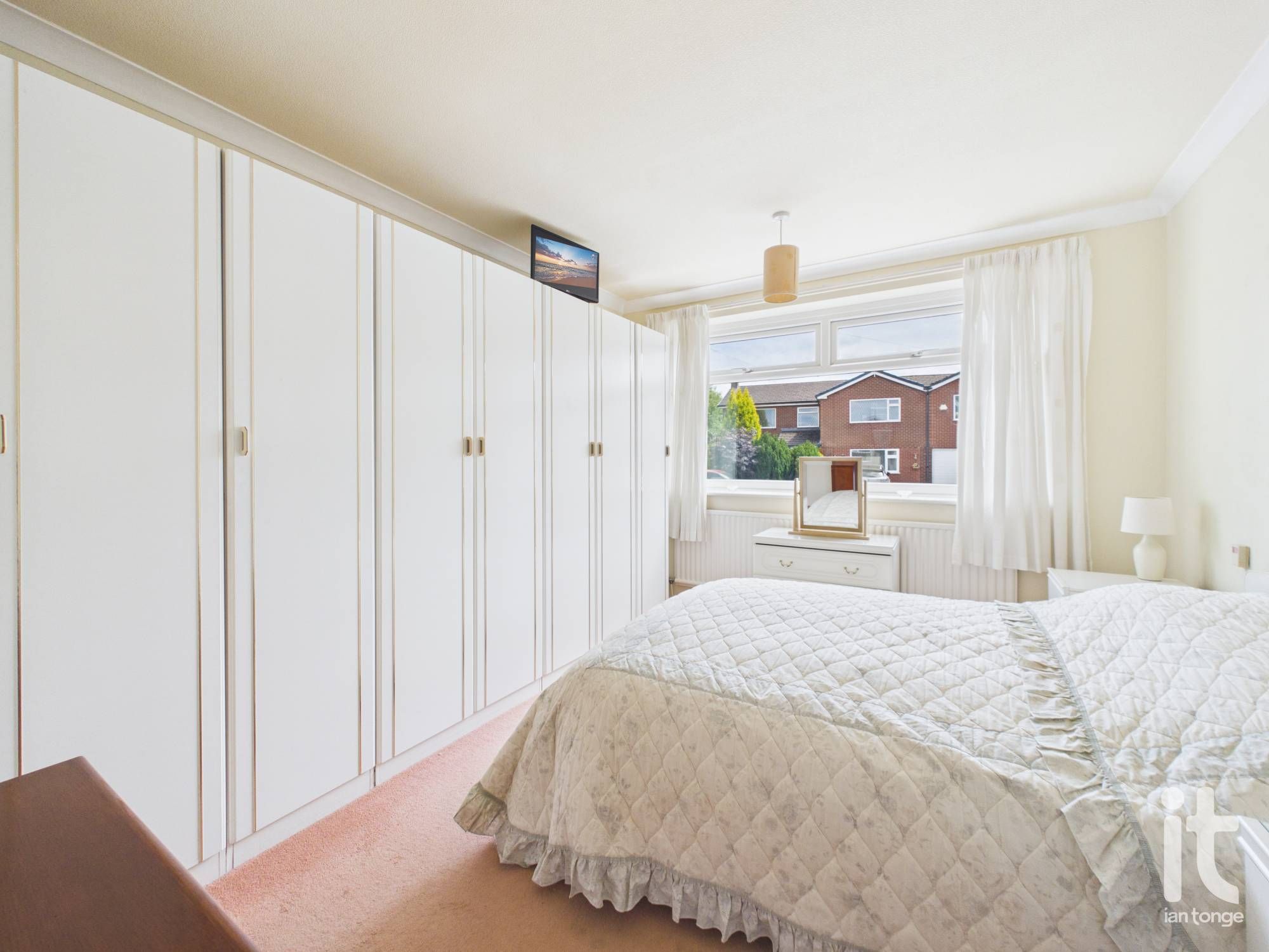 4 bedroom detached bungalow For Sale in Stockport - Photograph 10.