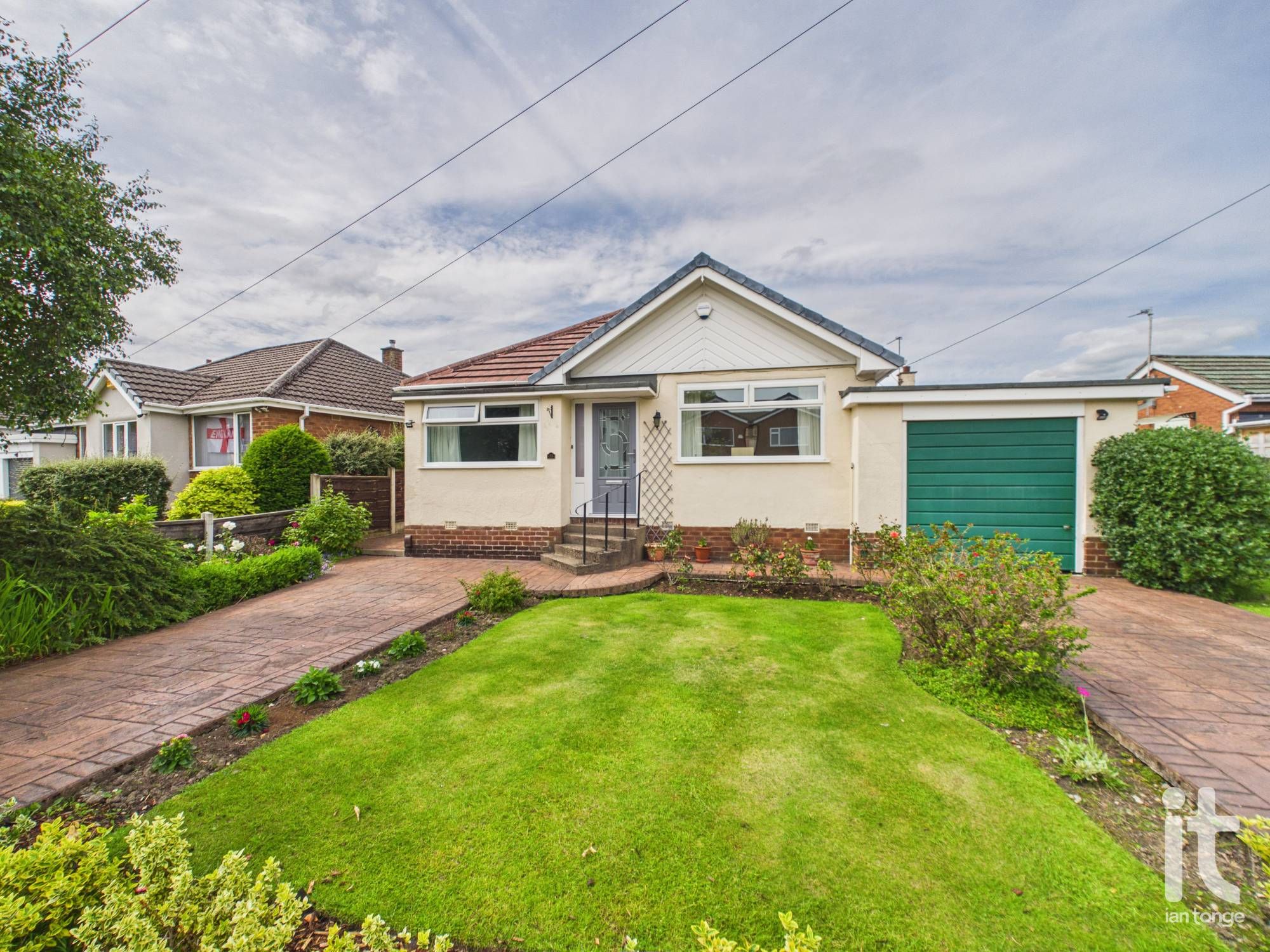 4 bedroom detached bungalow For Sale in Stockport - Property photograph.