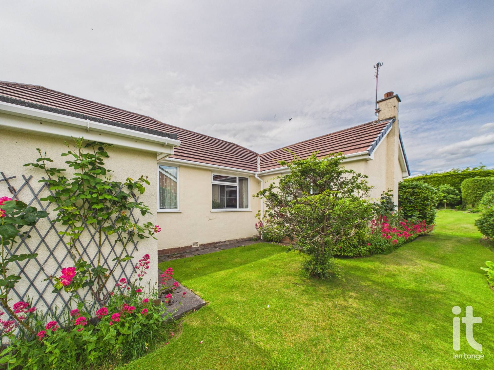 4 bedroom detached bungalow For Sale in Stockport - Photograph 16.