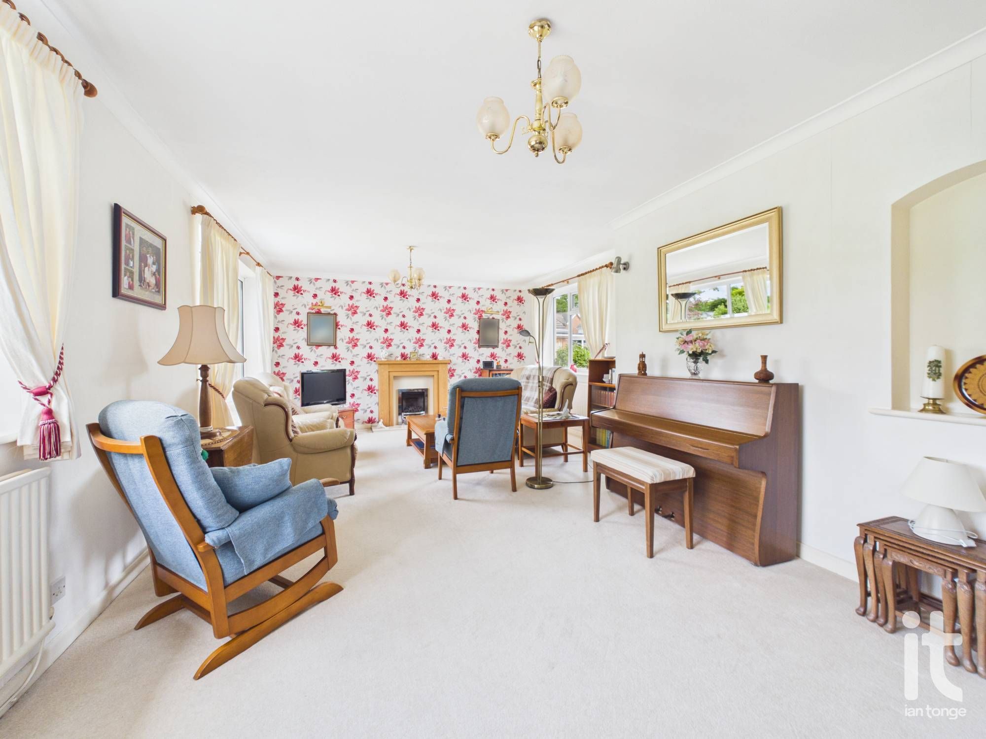 4 bedroom detached bungalow For Sale in Stockport - Property photograph.