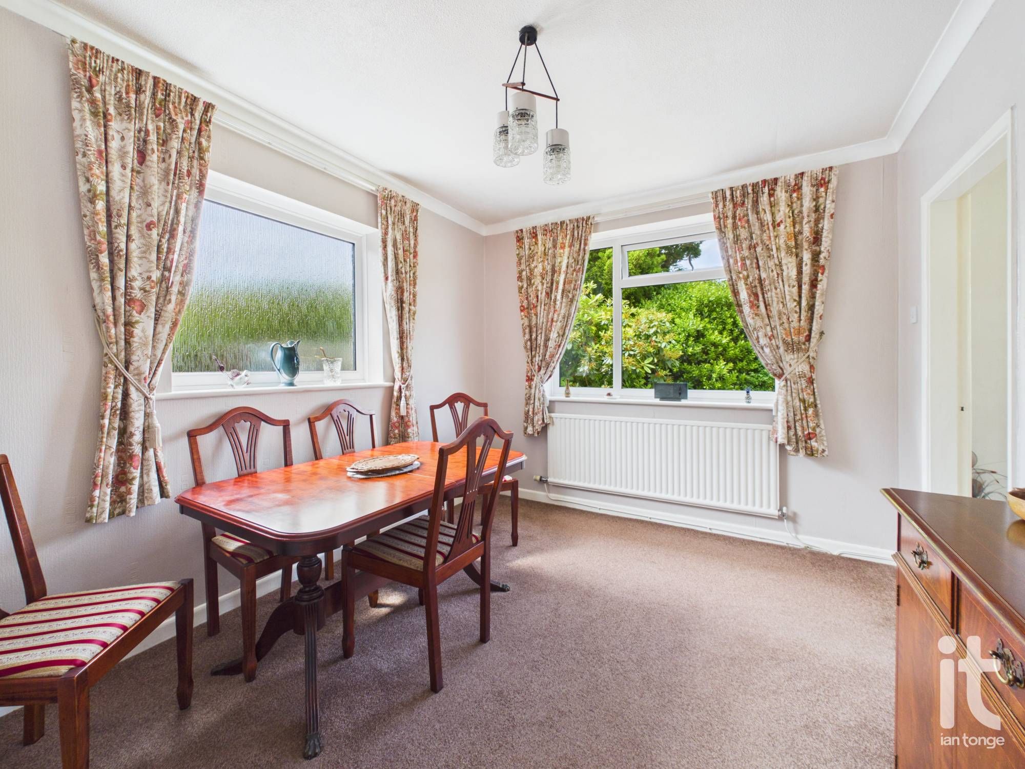 4 bedroom detached bungalow For Sale in Stockport - Photograph 6.
