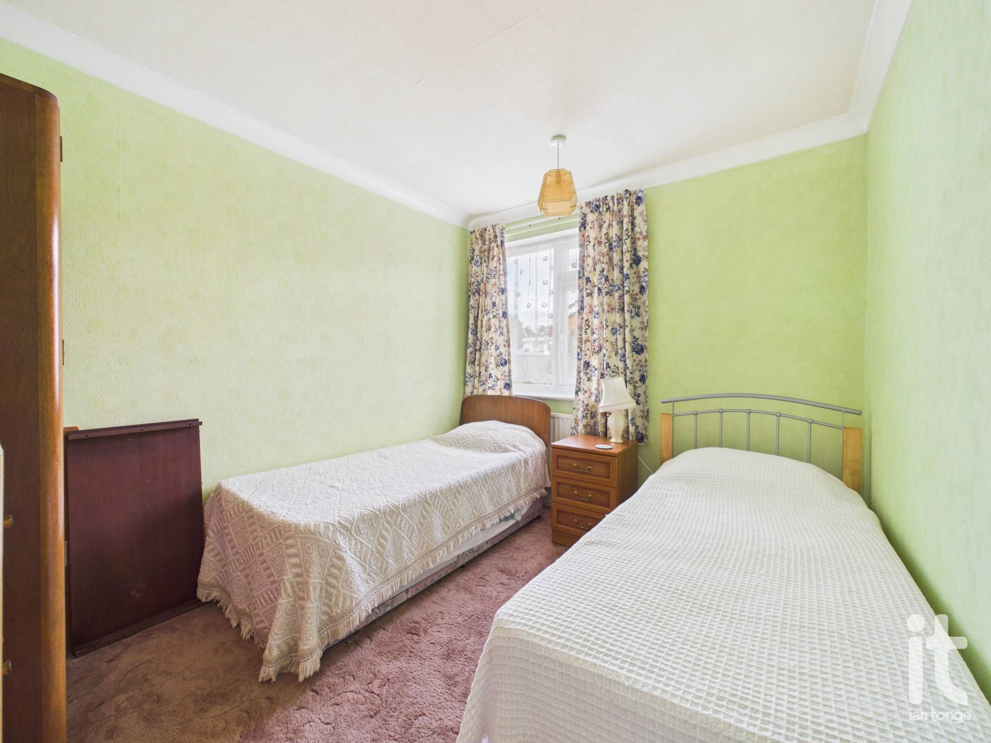 4 bedroom detached bungalow For Sale in Stockport - Photograph 12.
