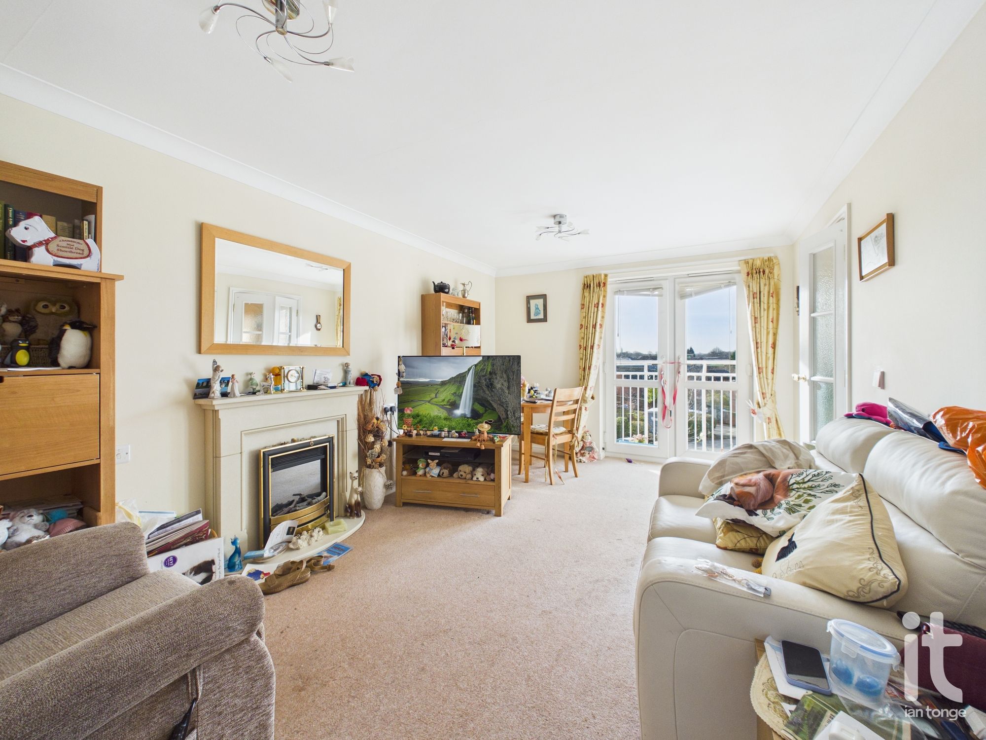 2 bedroom apartment flat/apartment For Sale in Stockport - Photograph 2.