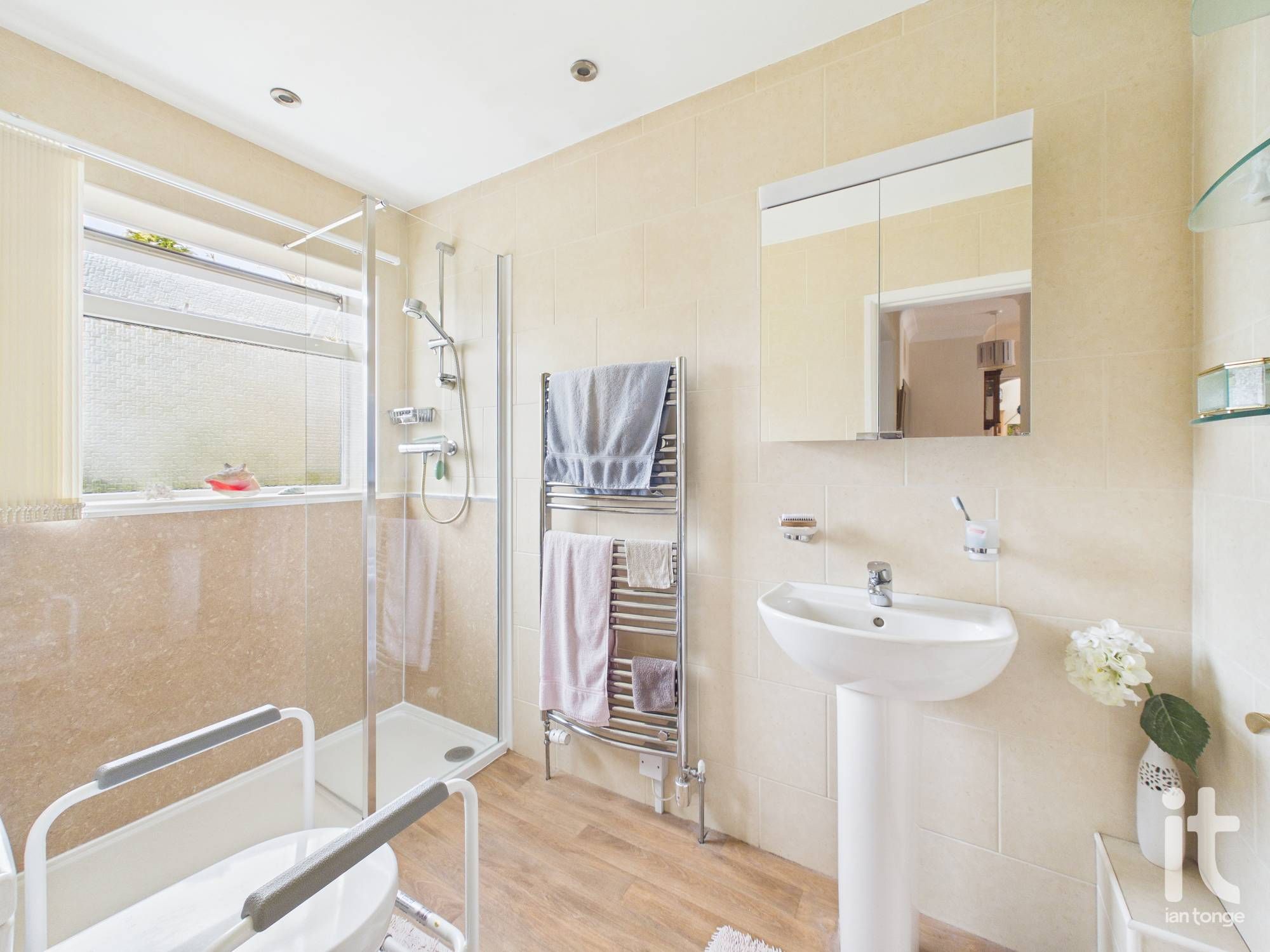 4 bedroom detached bungalow Under Offer in Stockport - Photograph 13.