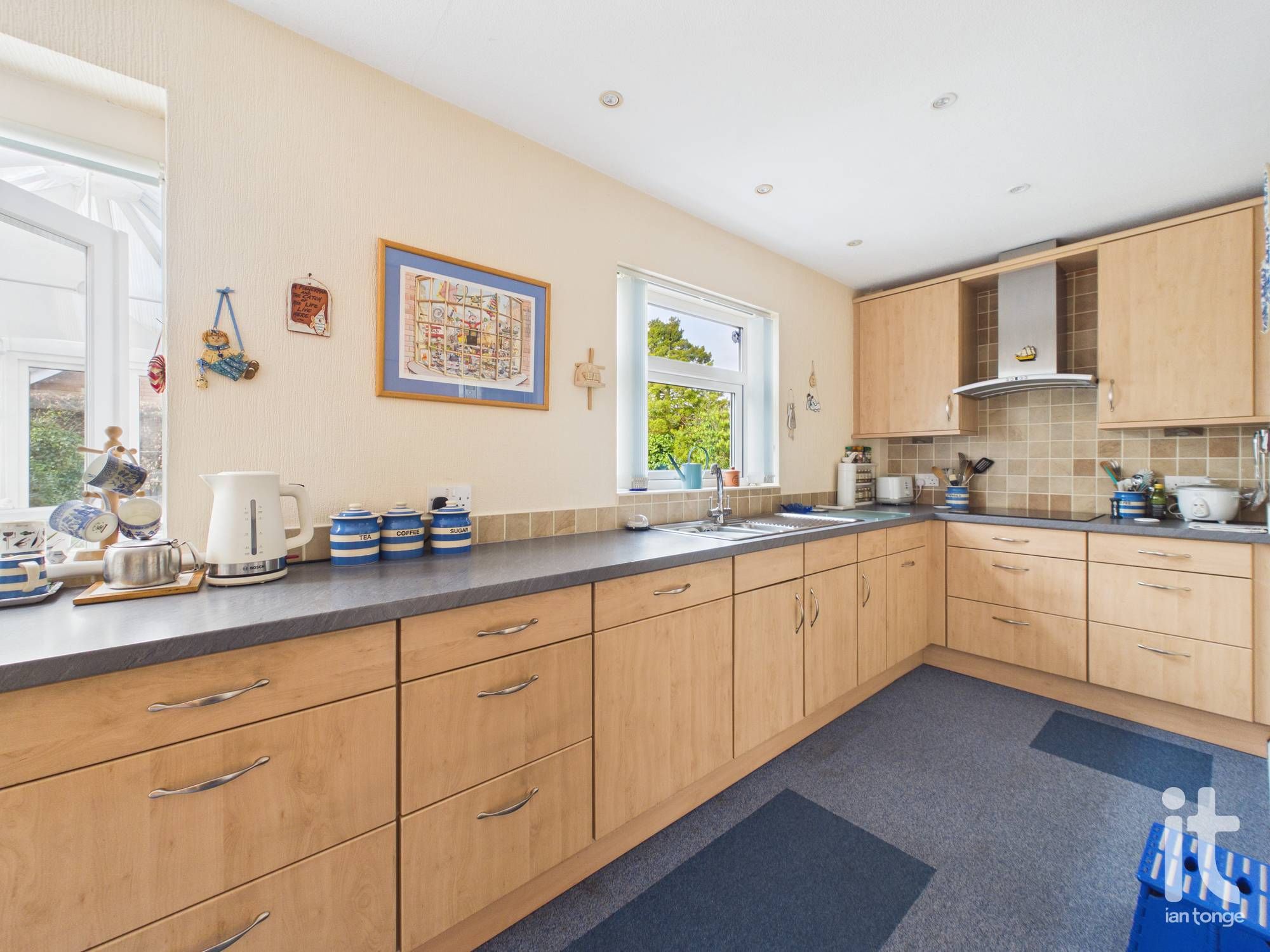 4 bedroom detached bungalow Under Offer in Stockport - Photograph 7.