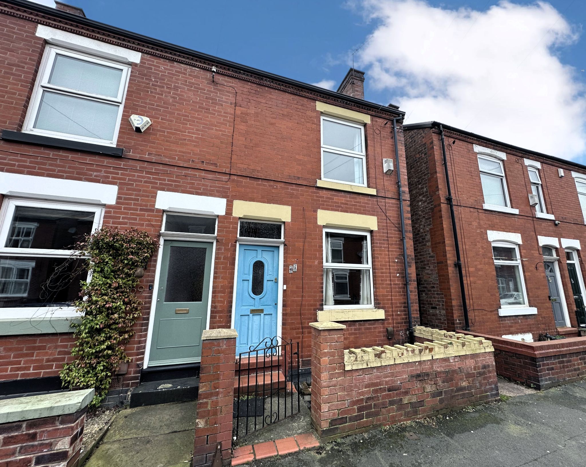 2 bedroom semi-detached house For Sale in Stockport - Photograph 1.