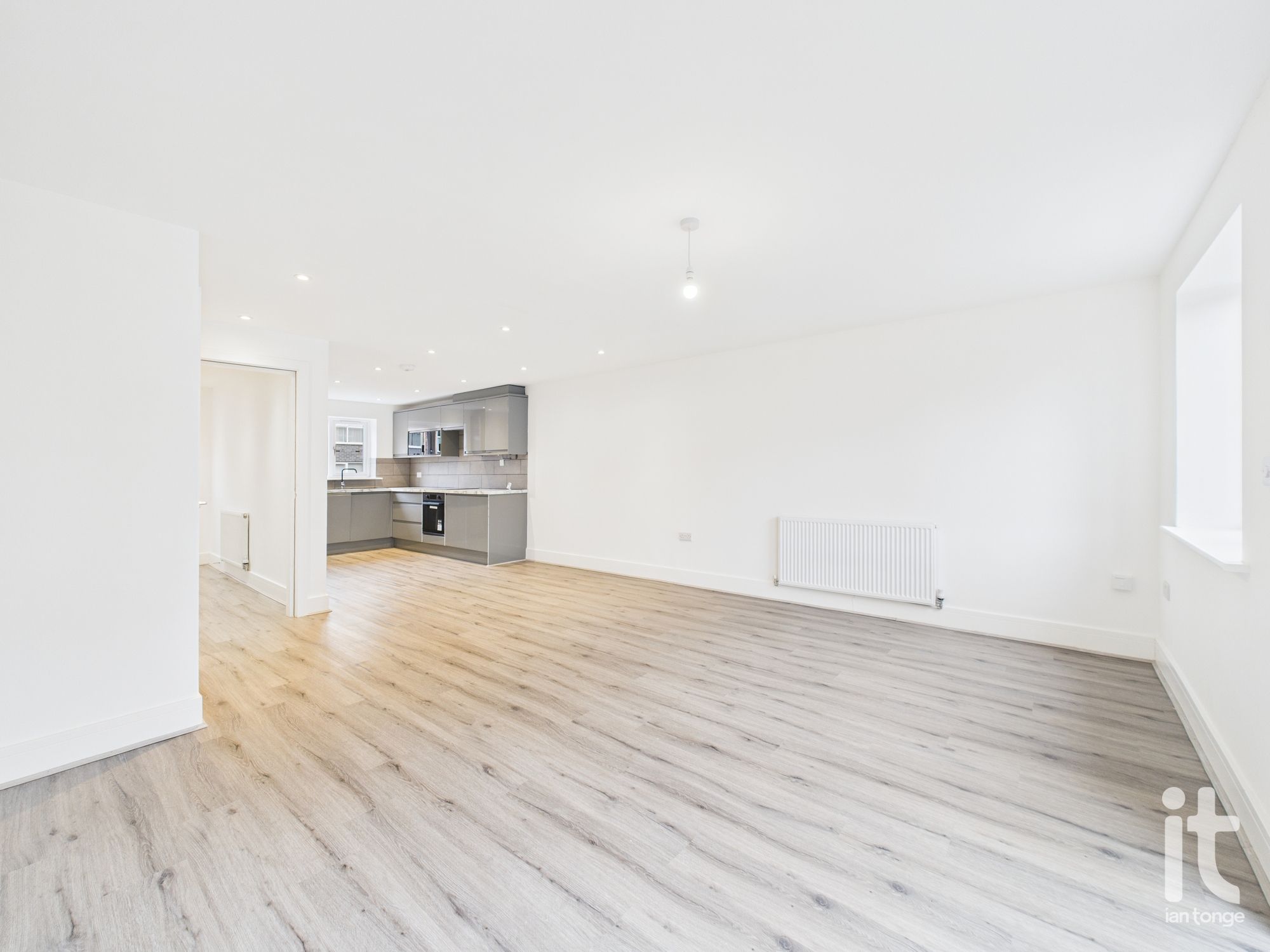 3 bedroom mews house To Let in Stockport - Photograph 3.