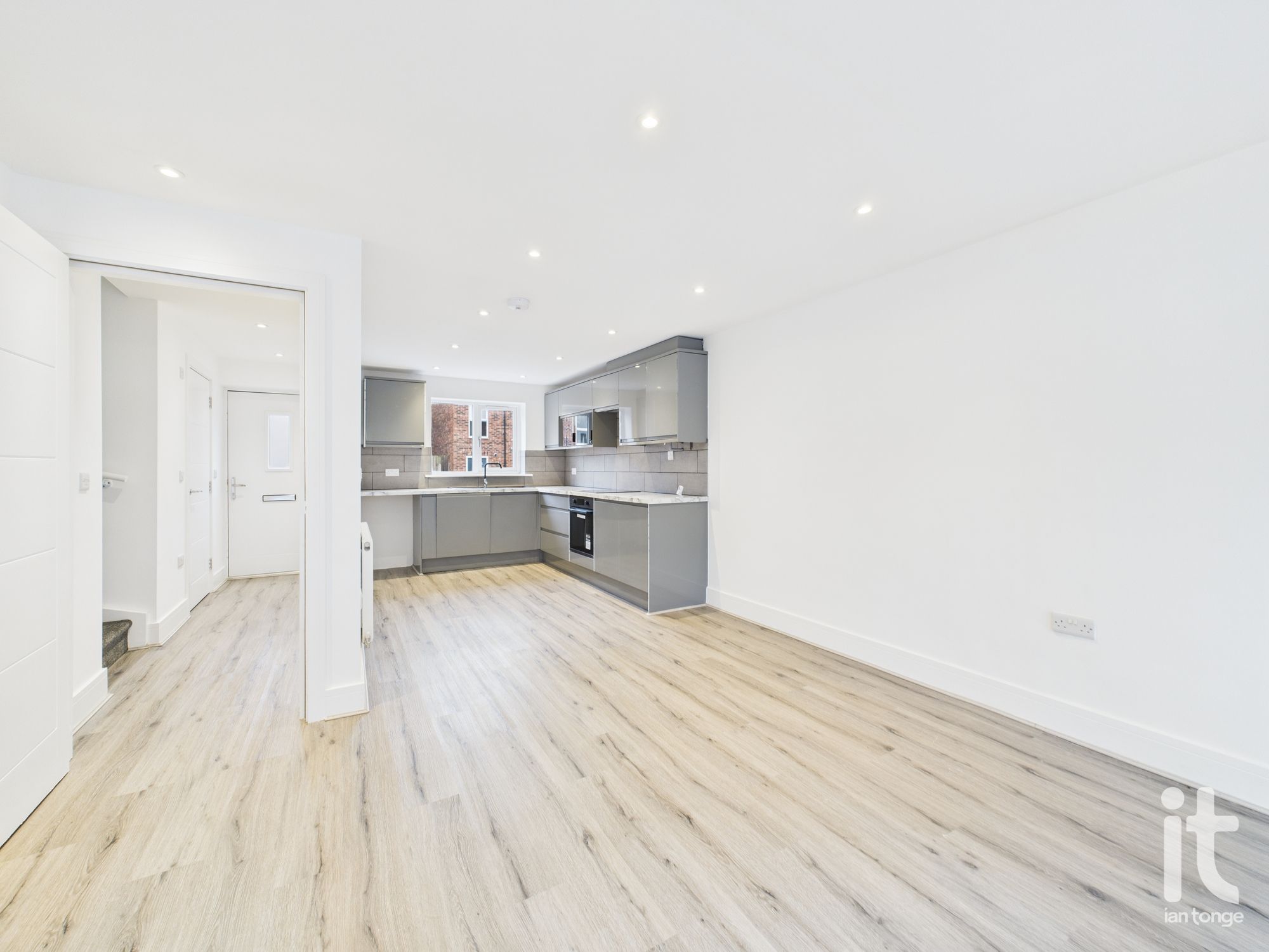 3 bedroom mews house To Let in Stockport - Photograph 10.