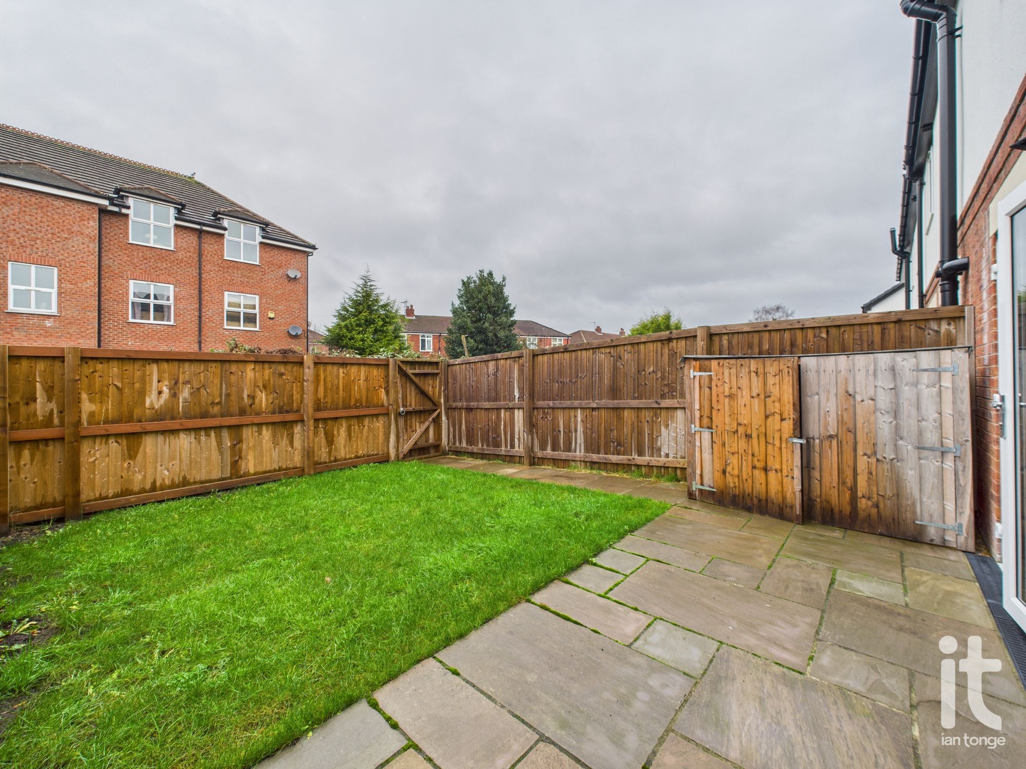 3 bedroom mews house To Let in Stockport - Photograph 5.