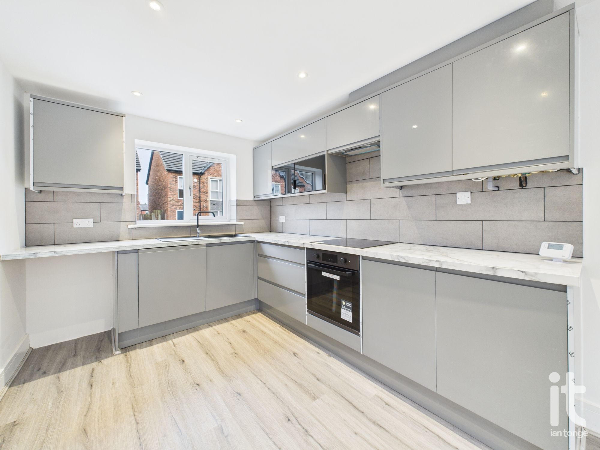 3 bedroom mews house To Let in Stockport - Photograph 15.