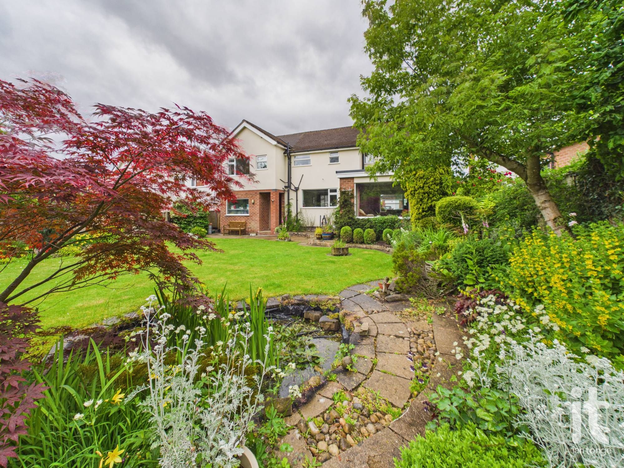 4 bedroom detached house For Sale in Stockport - Property photograph.