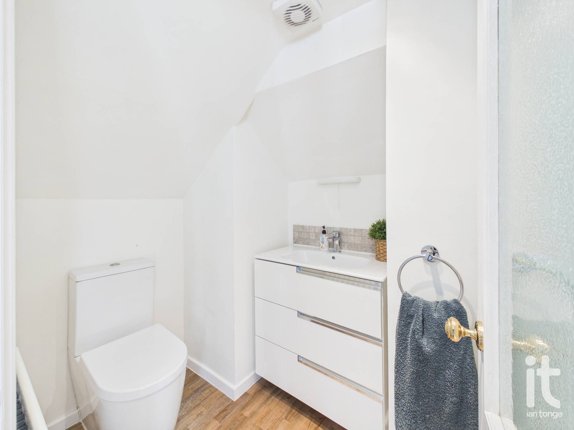 3 bedroom detached bungalow For Sale in Stockport - Photograph 21.