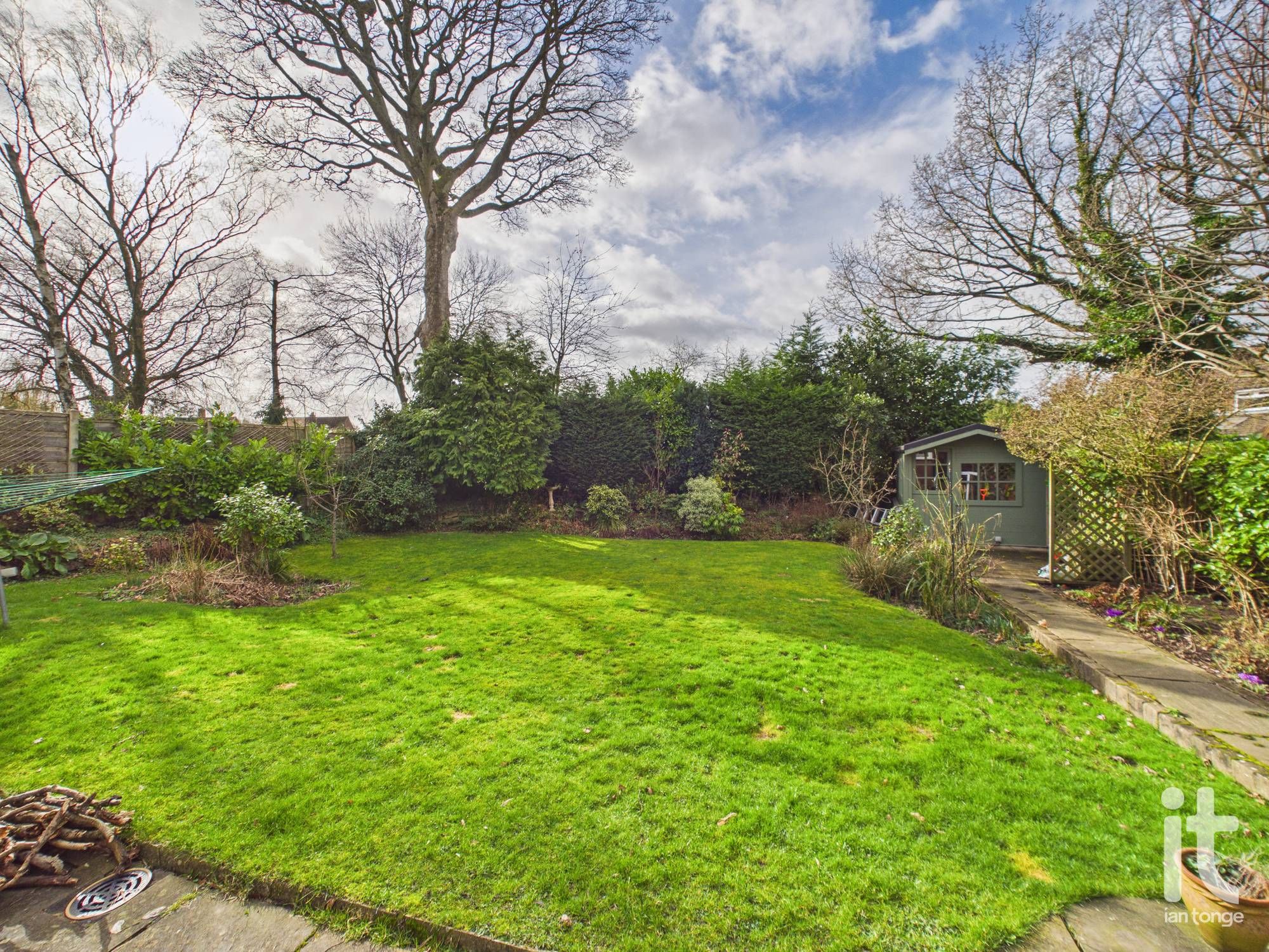 3 bedroom detached bungalow For Sale in Stockport - Photograph 3.