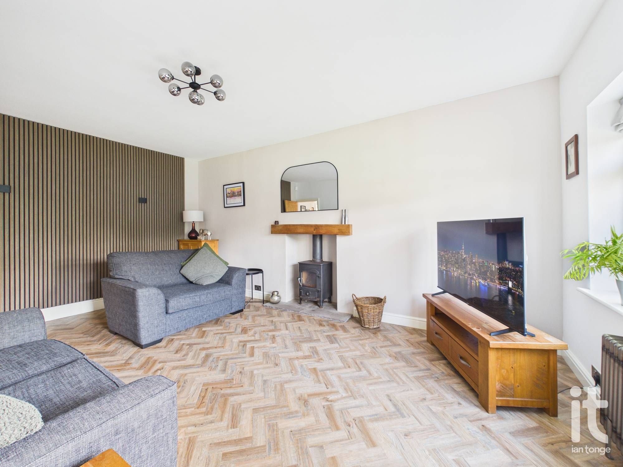 3 bedroom detached bungalow For Sale in Stockport - Photograph 7.