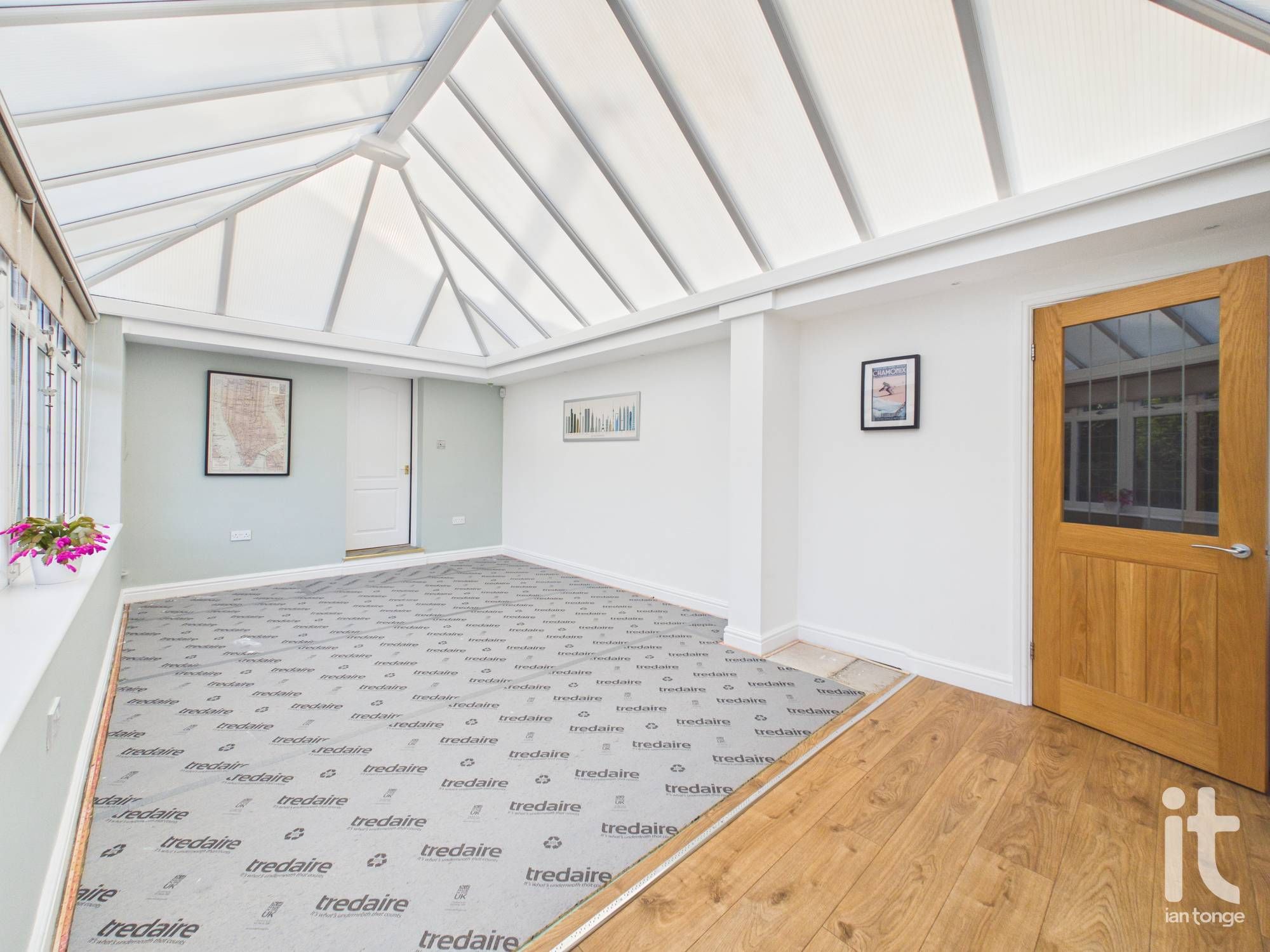 3 bedroom detached bungalow For Sale in Stockport - Photograph 4.