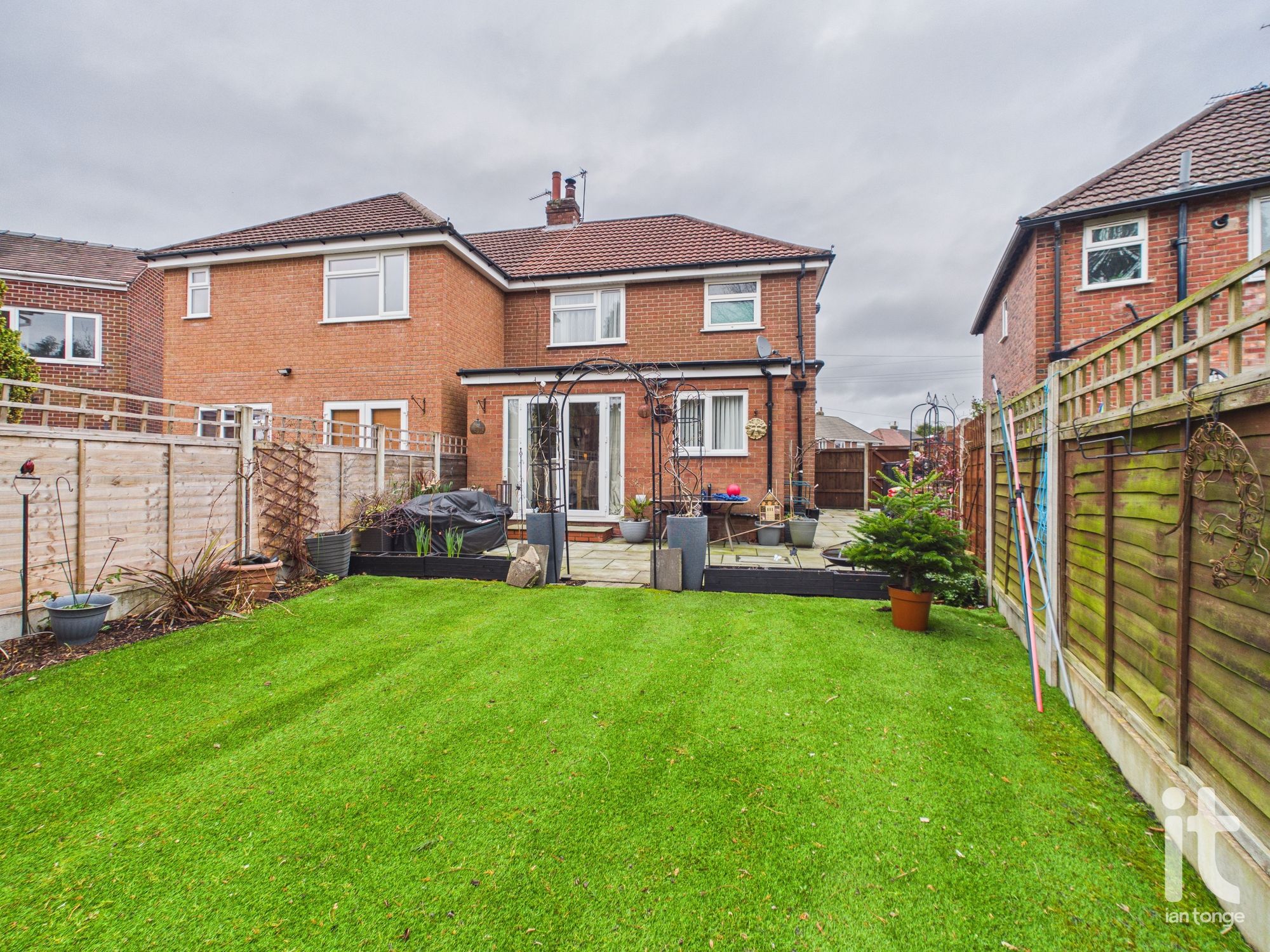 3 bedroom semi-detached house SSTC in Stockport - Photograph 9.