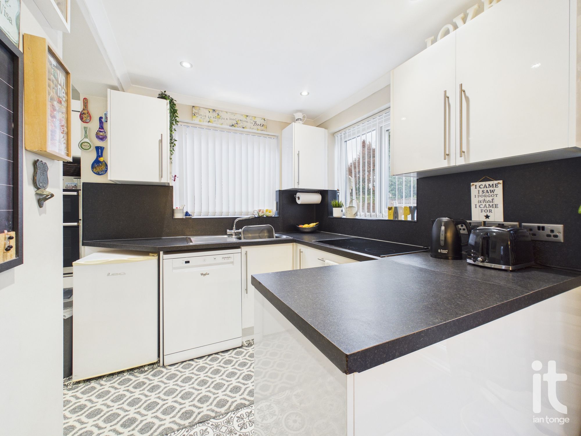 3 bedroom semi-detached house SSTC in Stockport - Photograph 21.