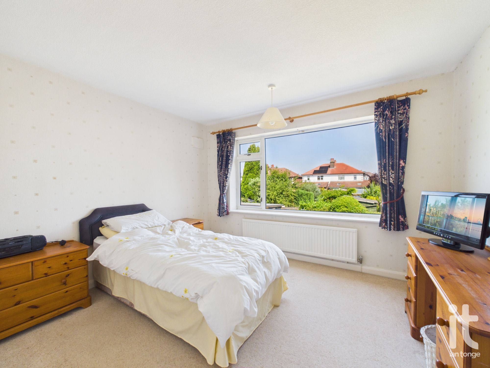 3 bedroom link detached house For Sale in Stockport - Photograph 18.
