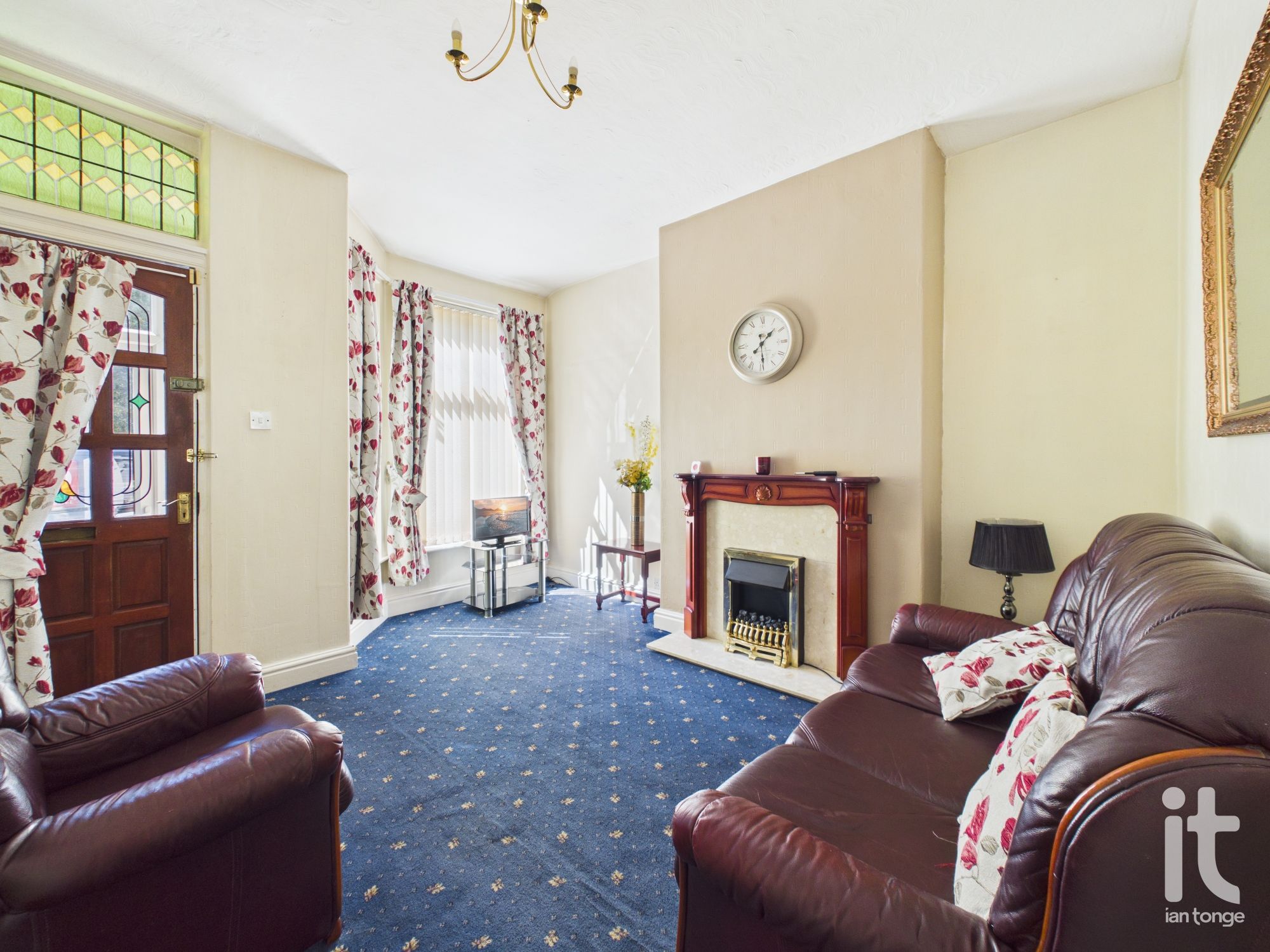 2 bedroom mid terraced house For Sale in Stockport - Photograph 5.